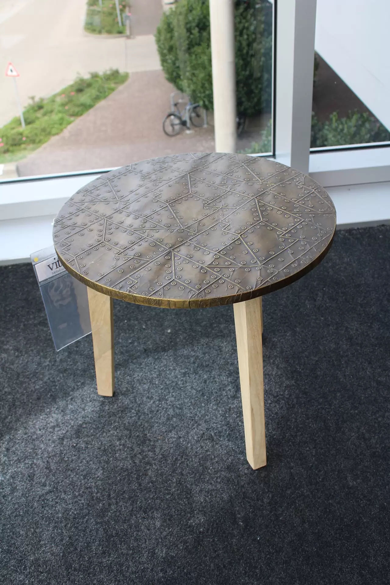 Beisteltisch mit Metall Optik und Holz Beine