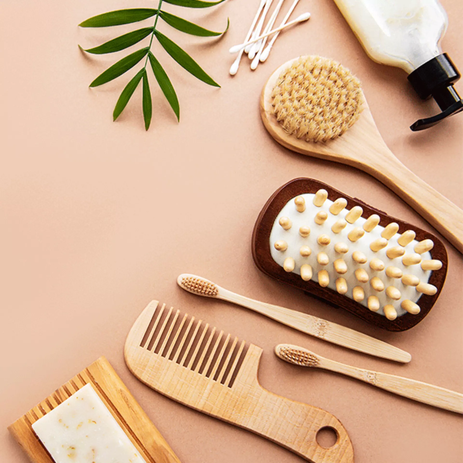 verschiedene badezimmer utensilien auf weichem hintergrund