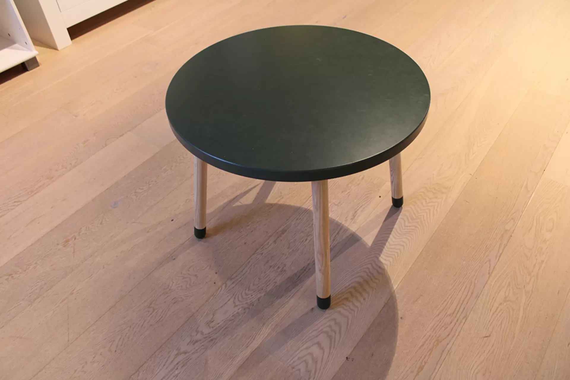 Der Beistelltisch DOTS von Flexa 4 Dreams mit dunkelgrünem Furnier