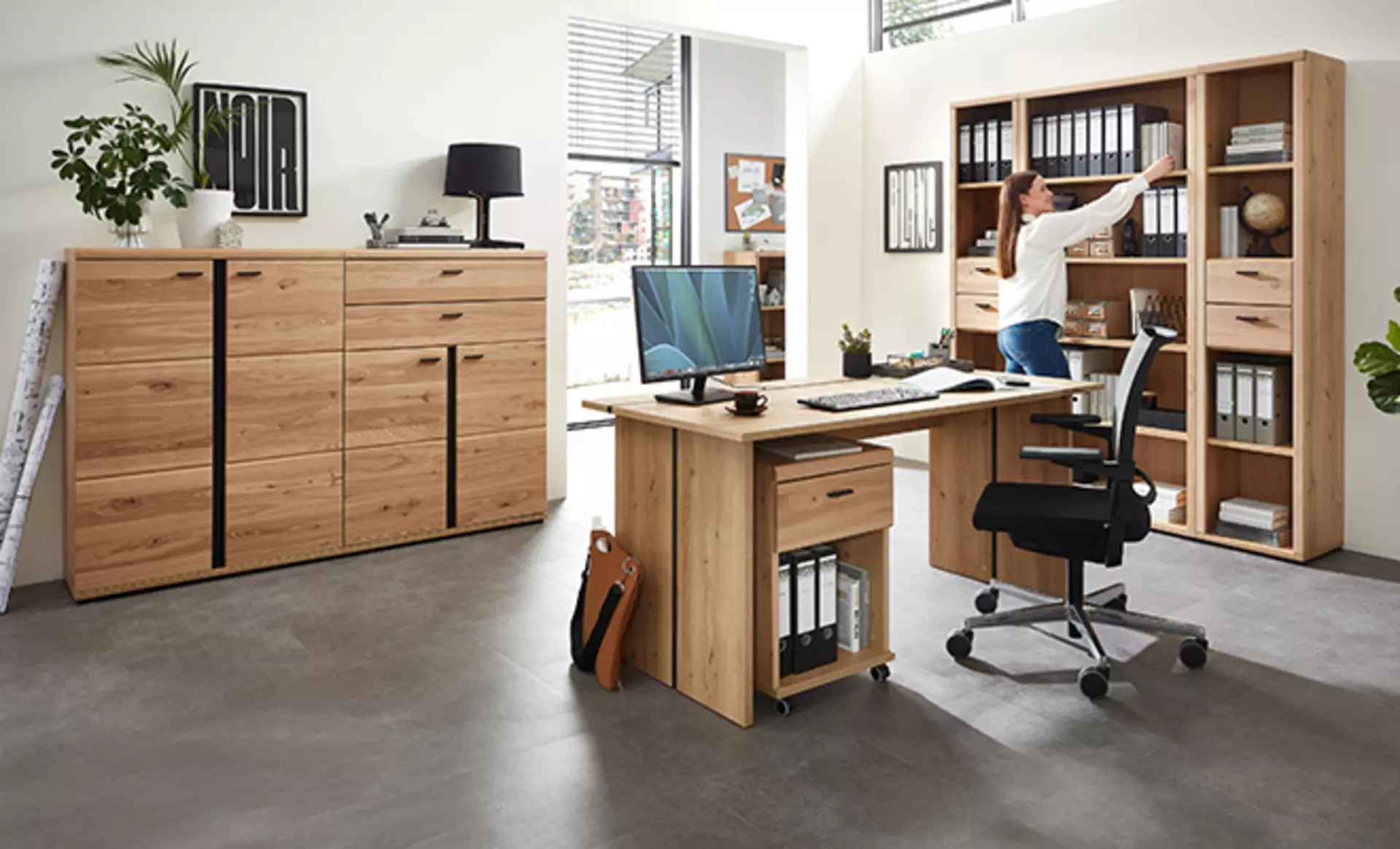 Einheitliche Möbelsets, auch für das eigene Büro daheim schaffen Struktur und Ruhe im Raum.