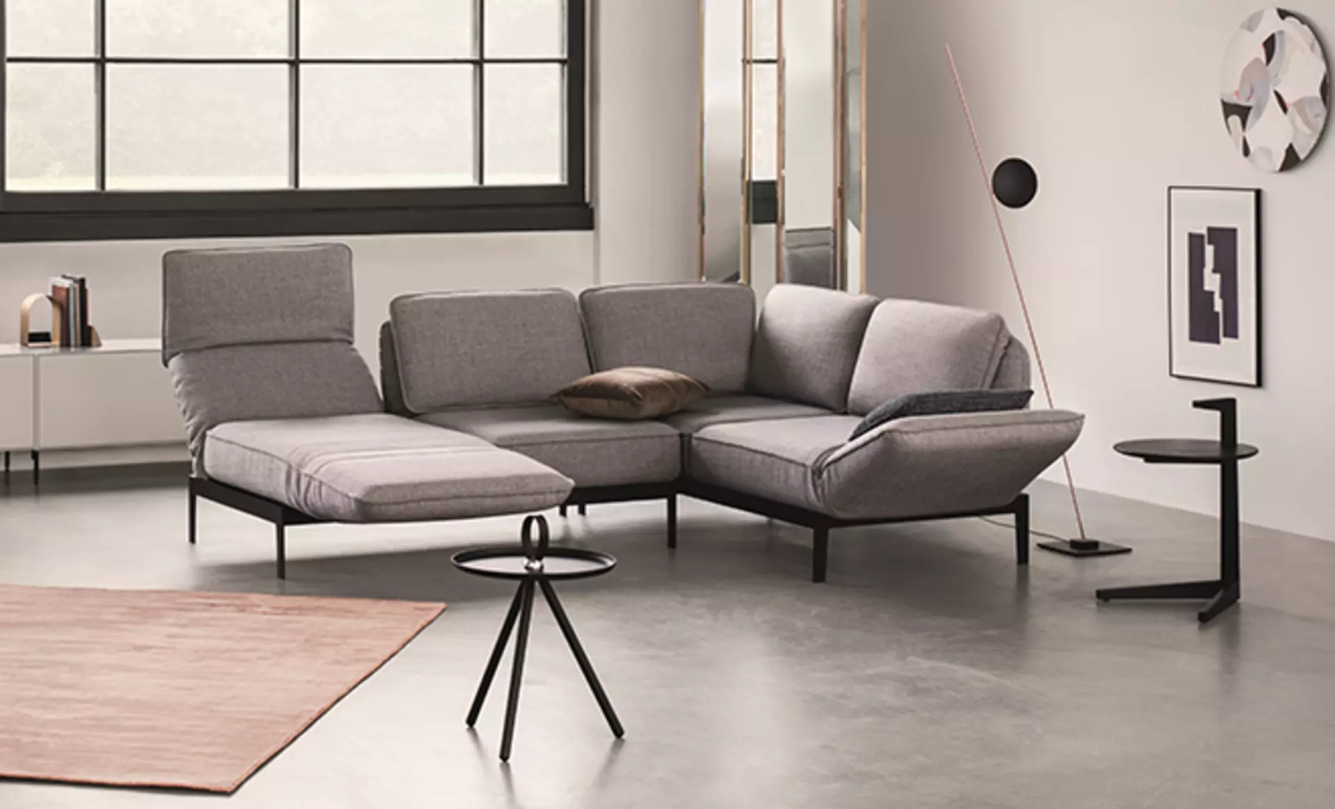 Funktionssofa von Rolf Benz mit hellem Stoffbezug