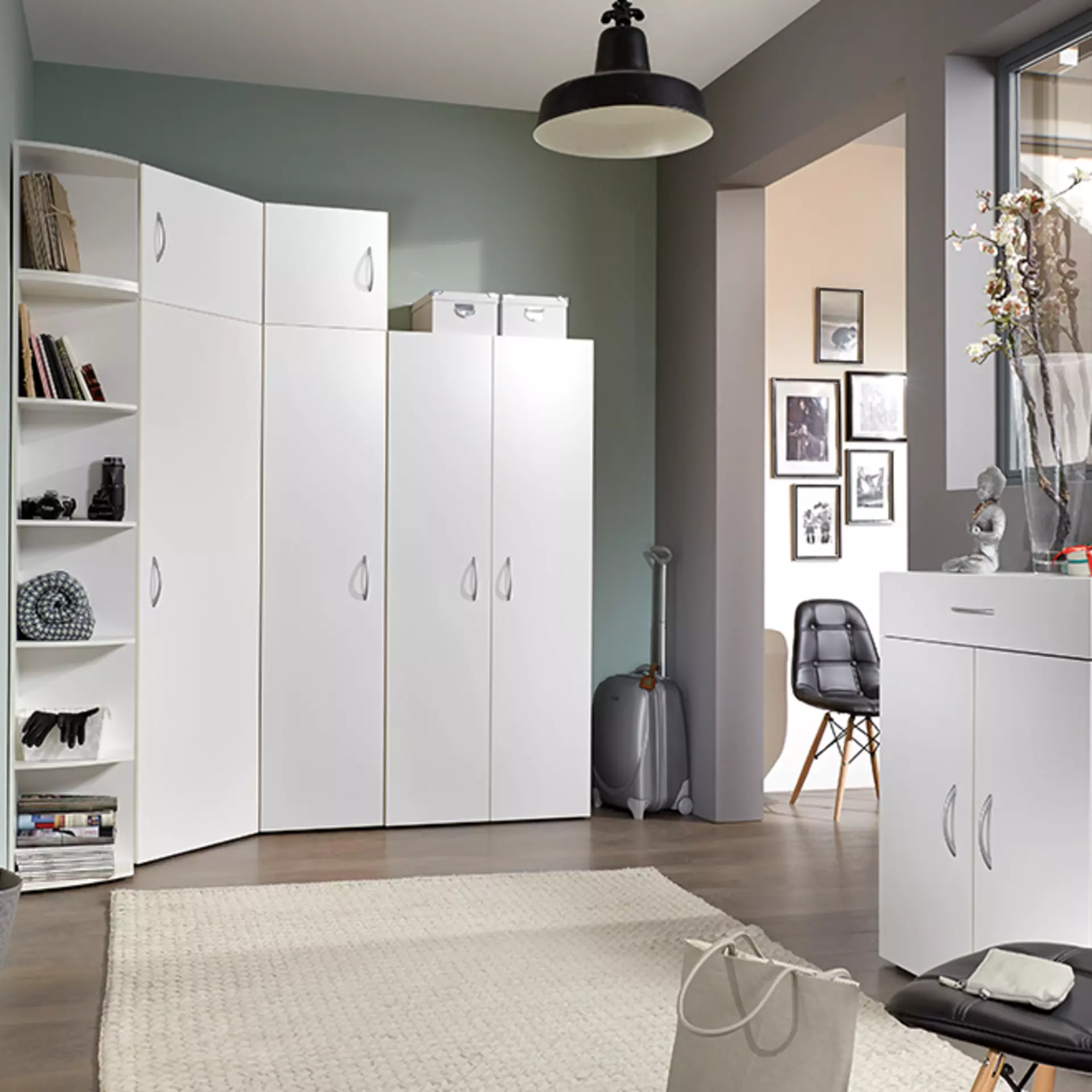 Moderne Hauswirtschaftsecke mit weißen Schränken, Regal und Sitzbereich.
