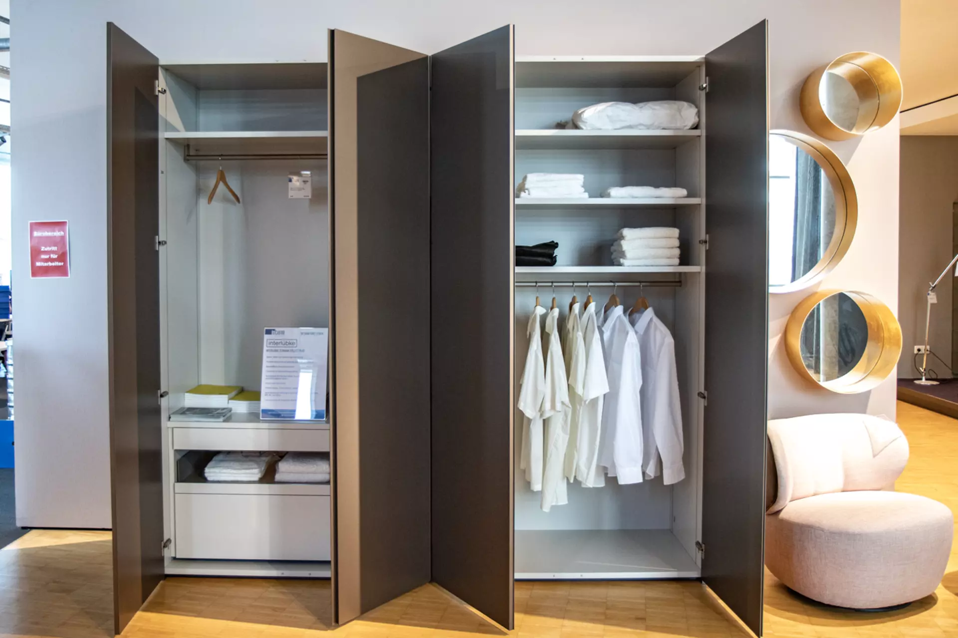 Der Collect Plus Schrank in bronze metallic von interlübke mit offenen Türen zur Innenansicht