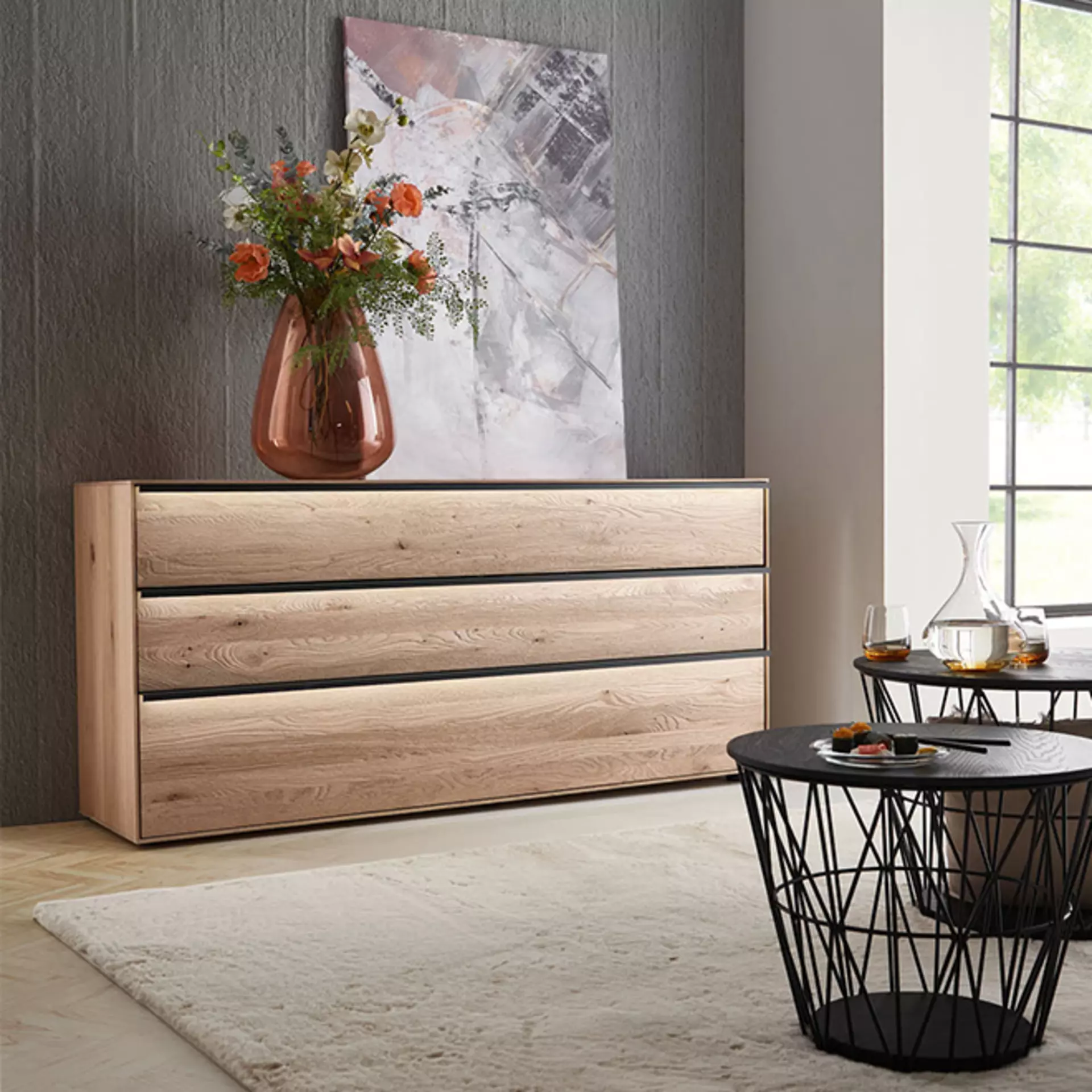 Mit mordernen Sideboards mit Beleuchtung, sowie Korb-Tischen schaffen Sie zusätzlichen Stauraum wie auf diesem Bild. So verschwinden Spielsachen der kleinen Abdenteurer im Nu-