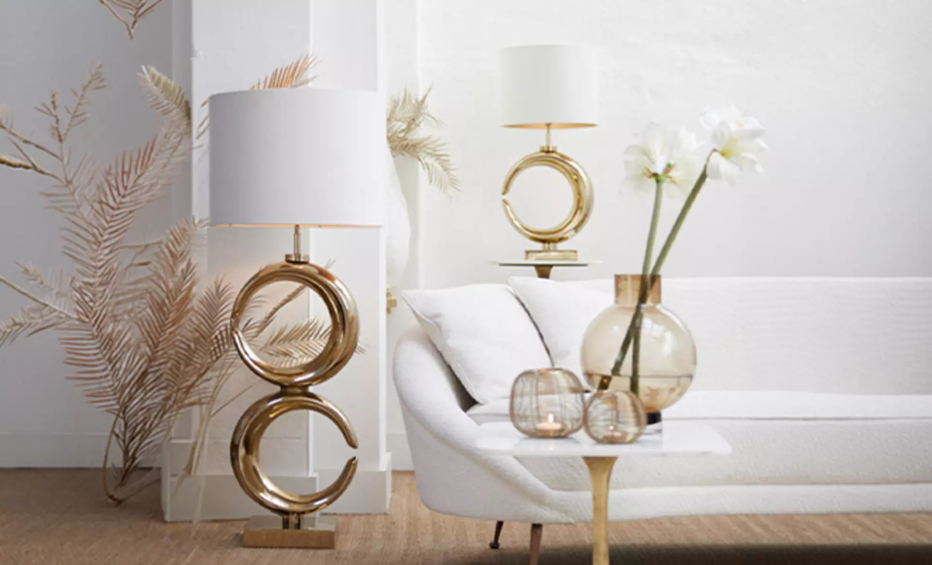 Die Light & Living Leuchten der Maan Serie mit Ihren Sichelförmigen Sockeln in einem modernen und schlichten Wohnzimmer