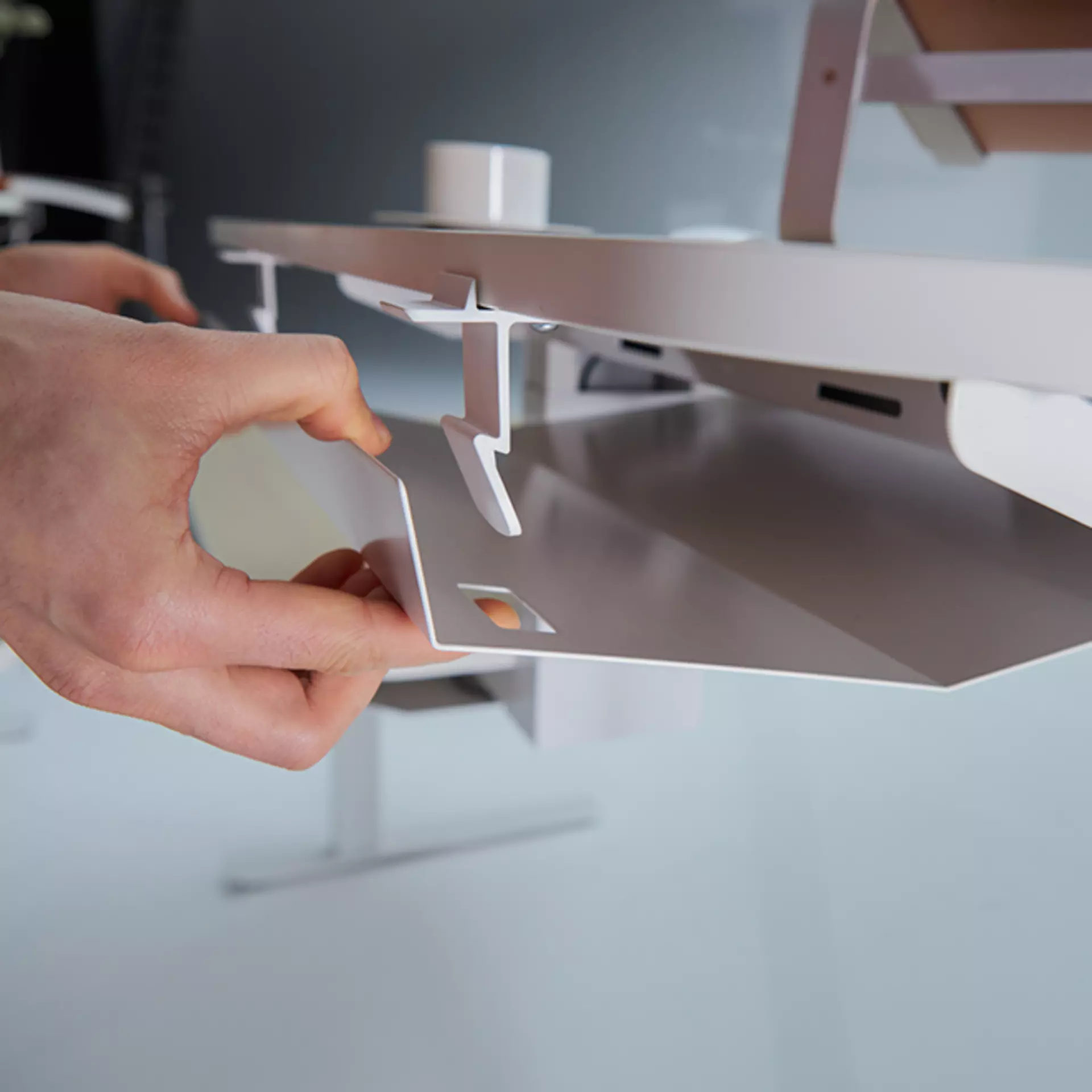 Der Active office Desk von der Marke aeris bietet auch hochwertig verarbeitete Kabelführungen an