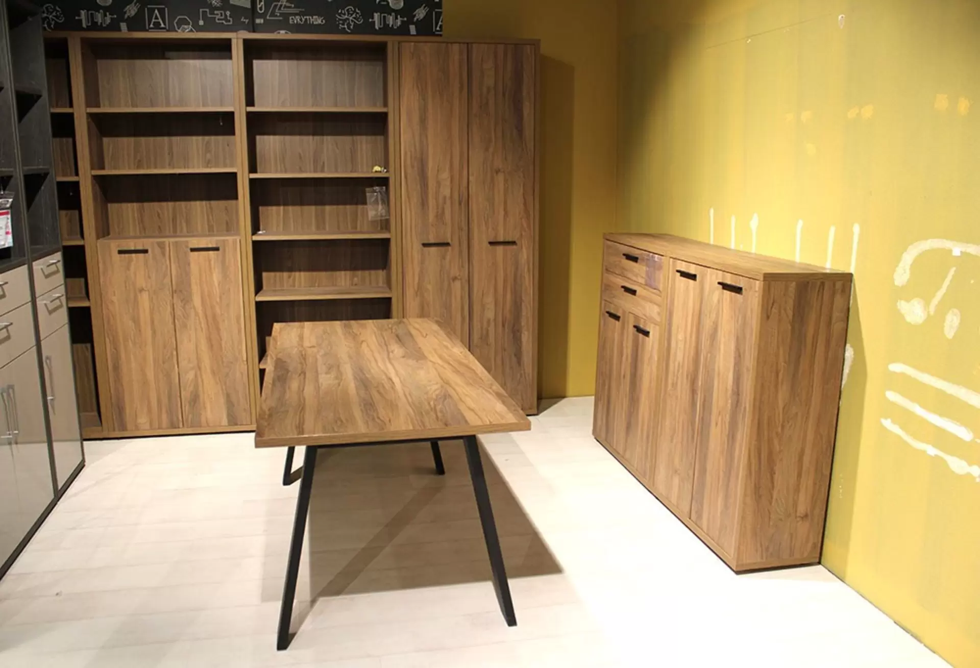 Bürokombination aus Holz ein Tisch ein Schrank und ein Regal
