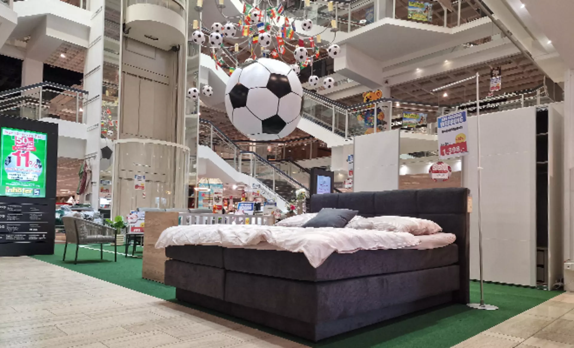 Entdecken Sie das Möbel Inhofer Volltreffer-Feld im zuge der Fußball WM und die passenden schnäppchen für Ihre neue Einrichtung