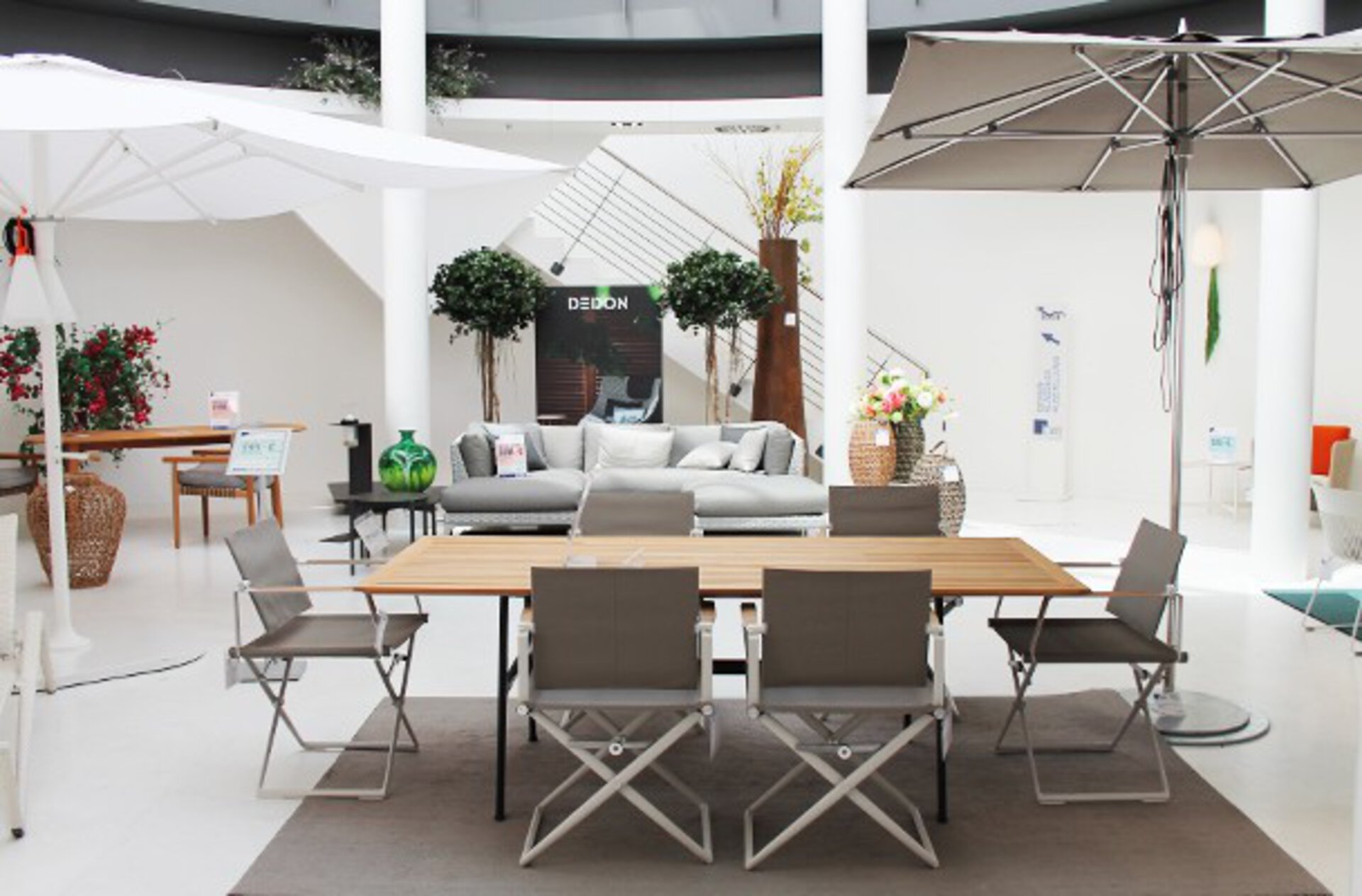 Designer Gartenmöbel und Accessoires in der Outdoor-Studiofläche bei interni by inhofer