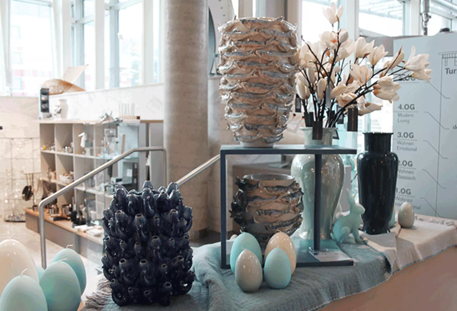 Vasen und Kerzen in maritimen Blautönen