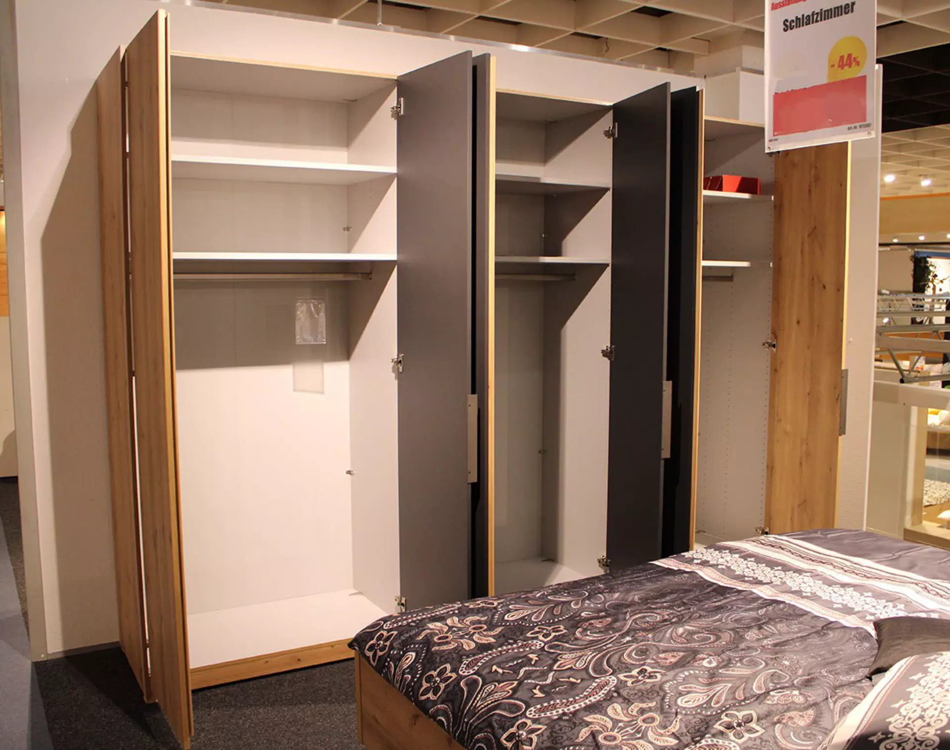Ausstellungsstück Drehtürenschrank von Wiemann offen