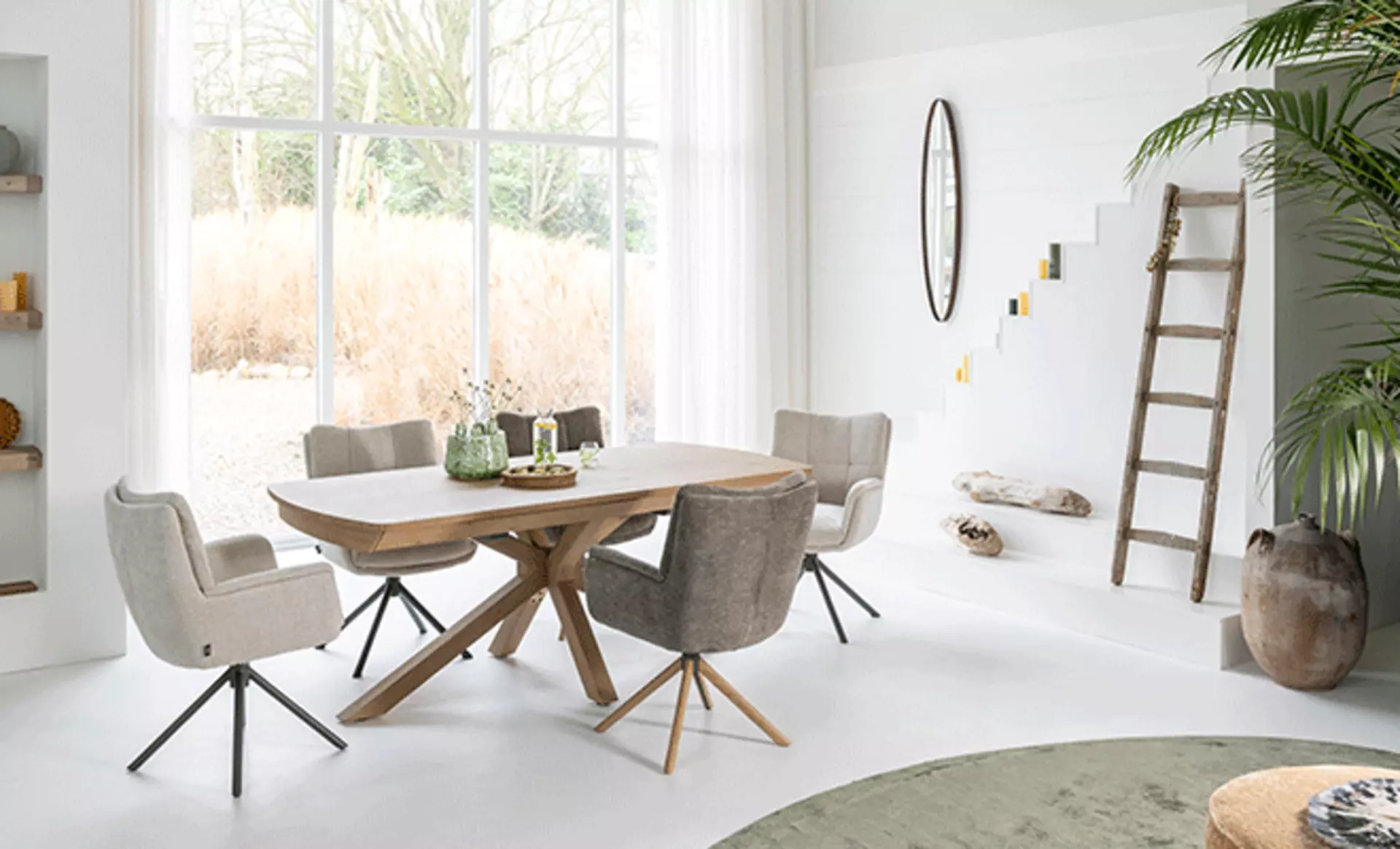 Hell dekorierter Essbereich mit schönen Stühlen