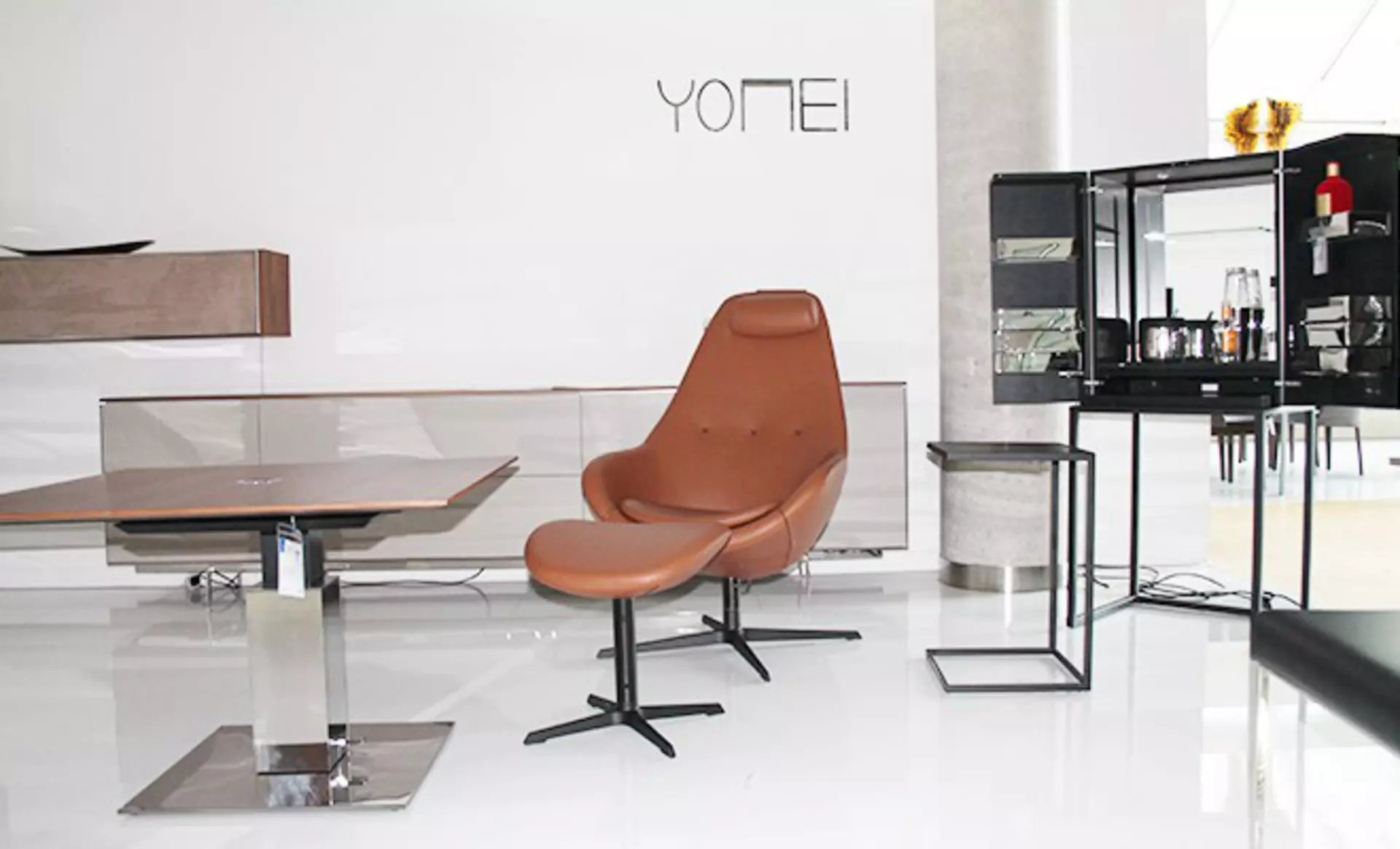 Designmöbel von Yomei in der Ausstellung bei interni by inhofer