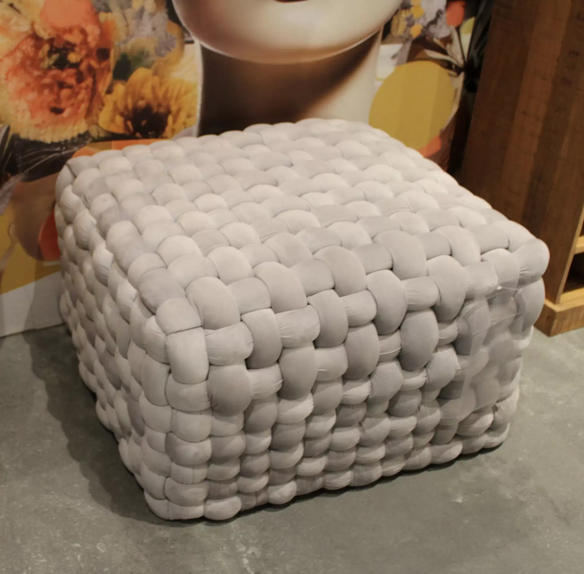 Hocker in hellgrau gestrickter Stoff