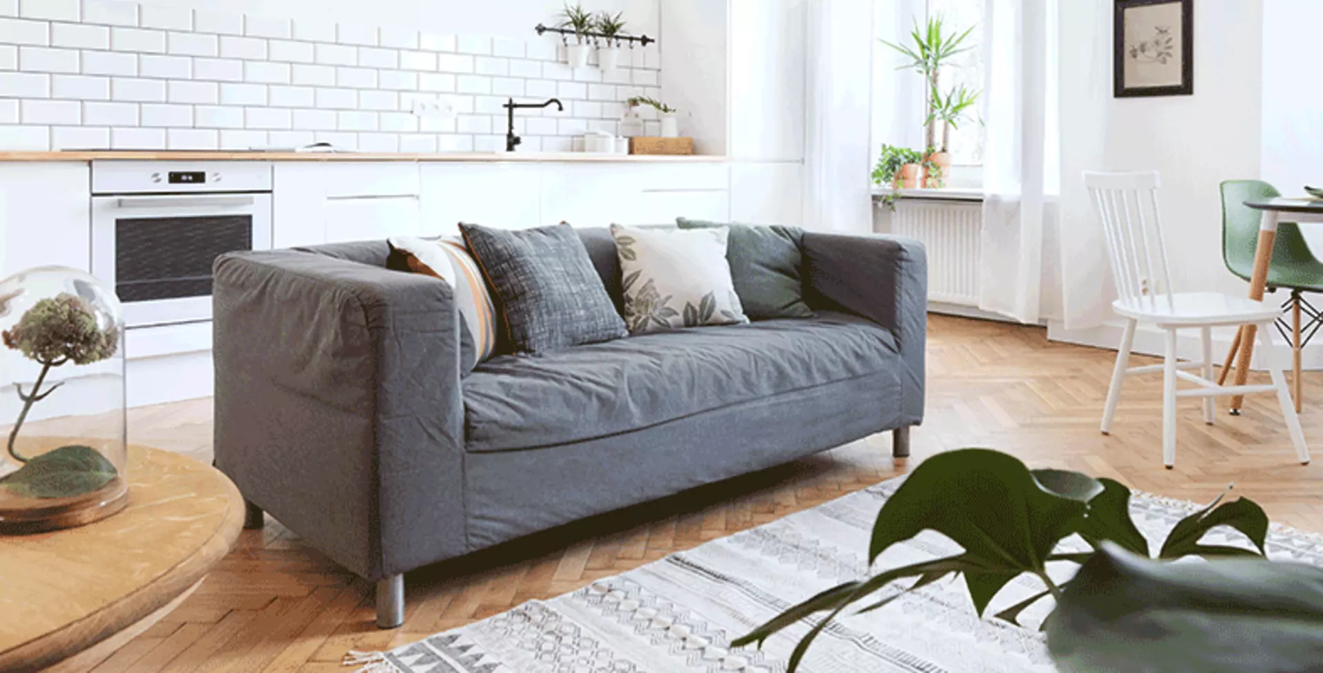 Graue Couch in kleiner Wohnküche