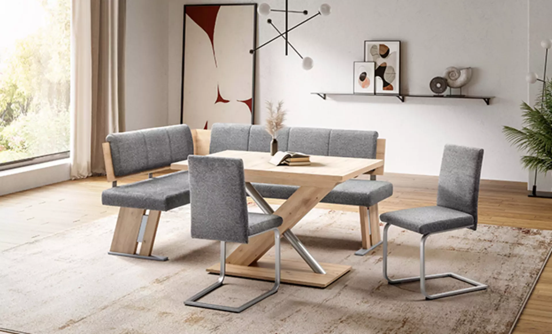 kleines Esszimmer mit einem Holztisch und Stühlen die mit Grauen stoff überzogen ist