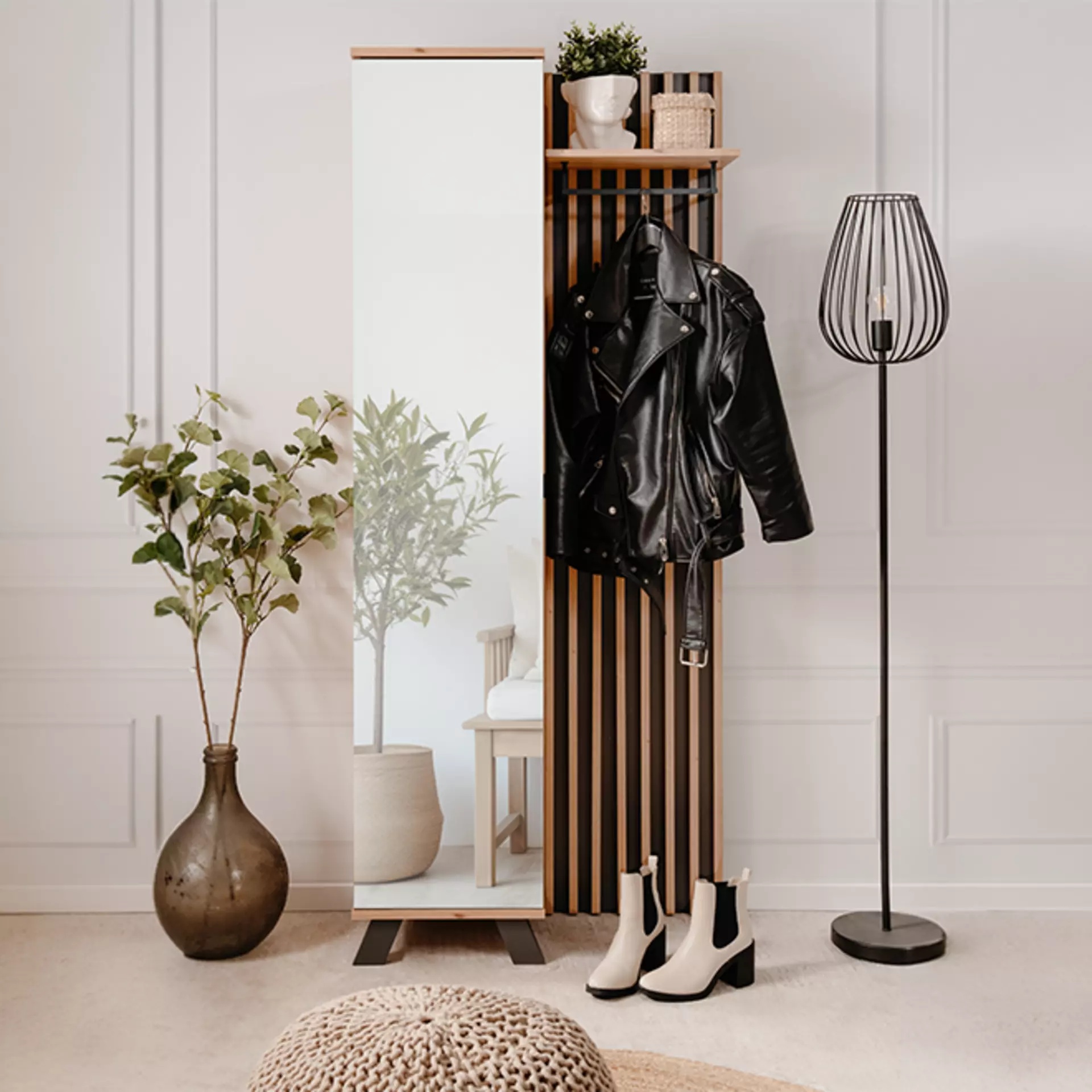 Kleine Landhausstil Garderobe mit großem Spiegel und dekorativer Stehleuchte