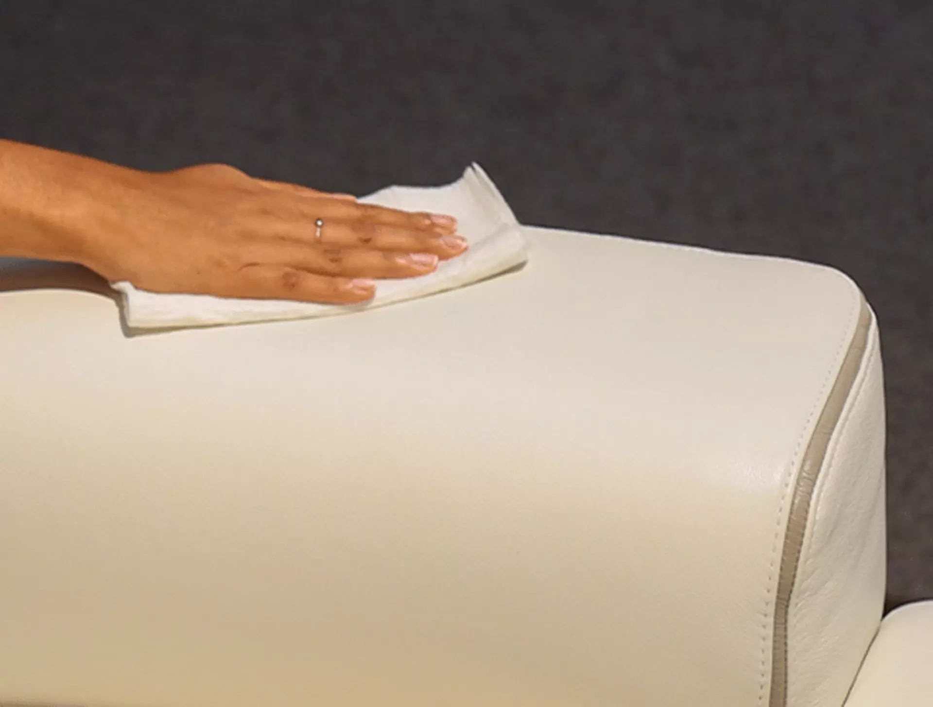 Ledersofa mit Pflegemitte behandeln