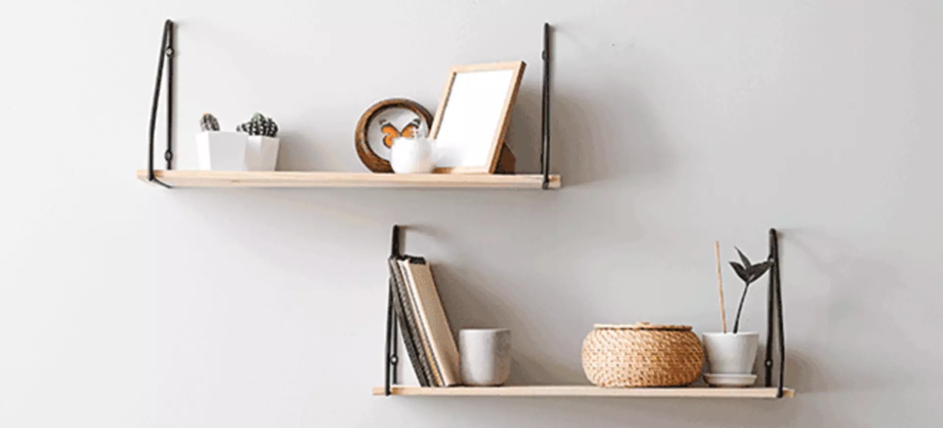 2 kleine wandregale schön dekoriert mit weißem hintergrund