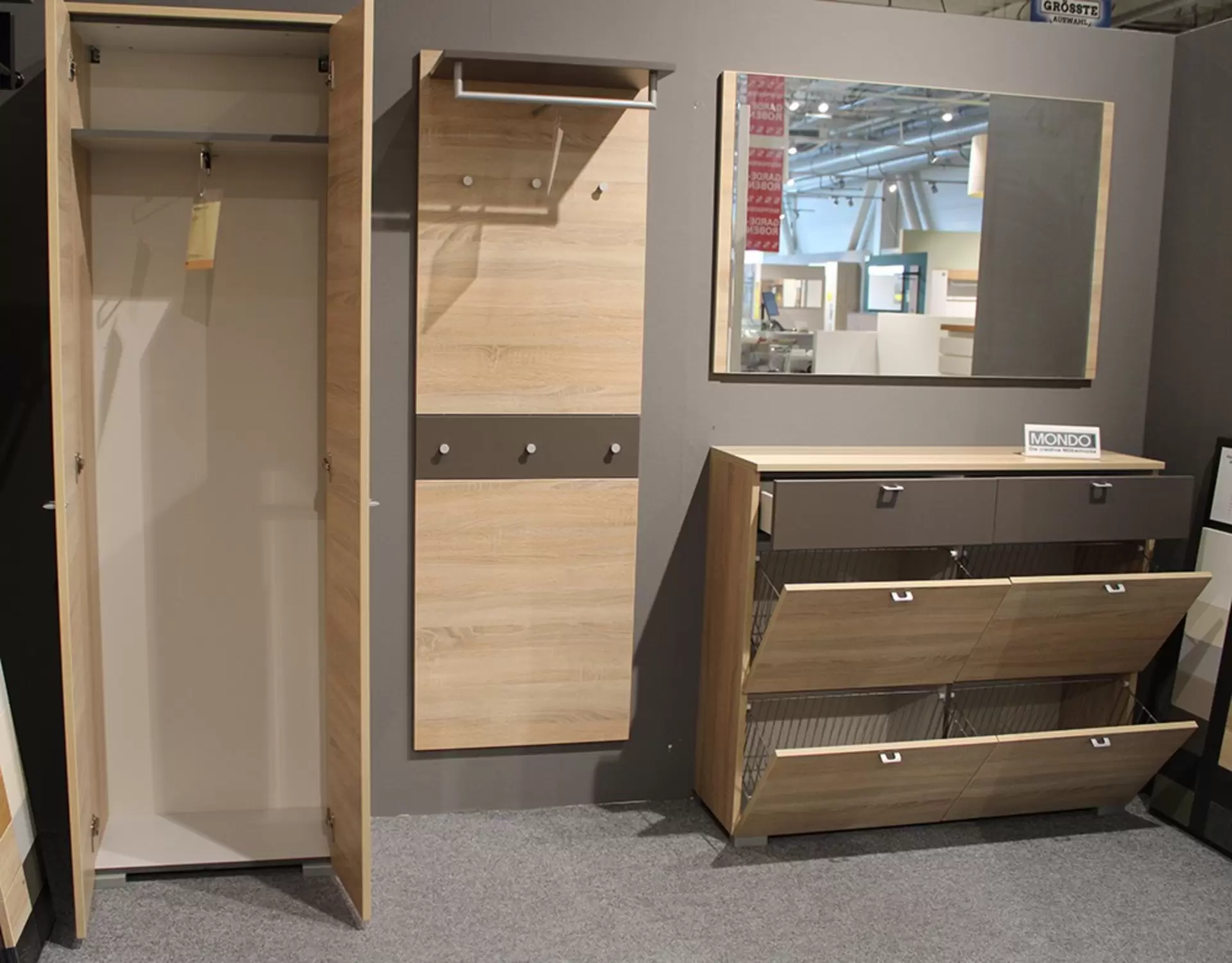Die Garderobe Icki Mca von Wittenbreder aus Holz mit geöffneten Türen und Schubladen