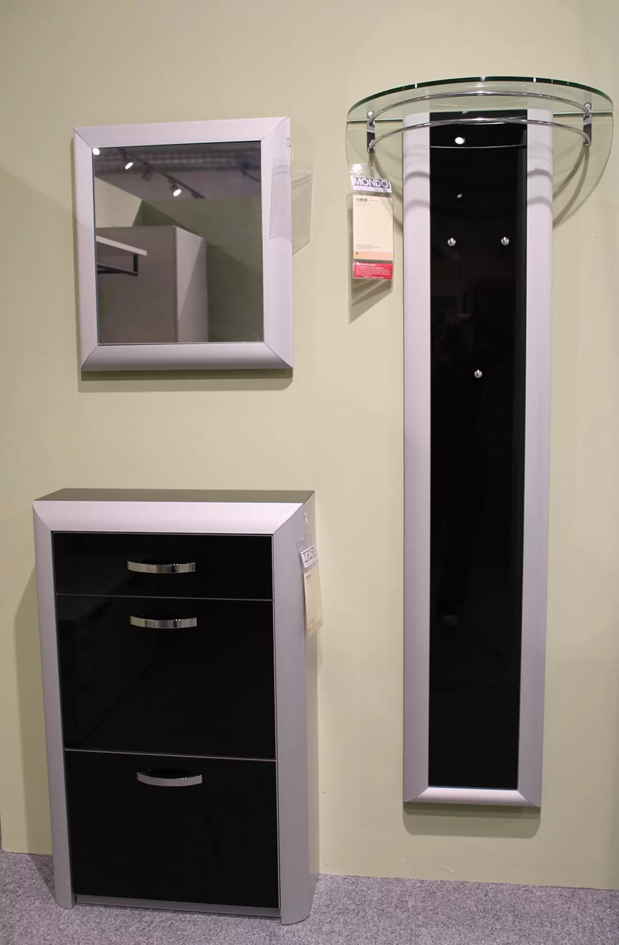 Garderobe Entry Mondo von Arredokit in schwarz und grau