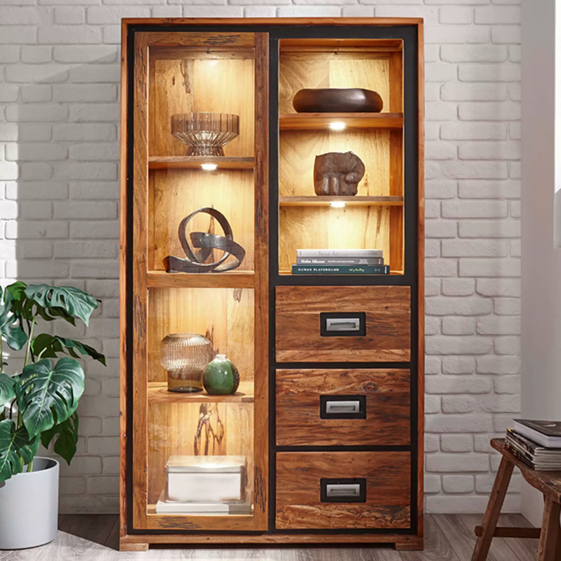 Vitrine aus dunklem Massivholz von GK Möbel