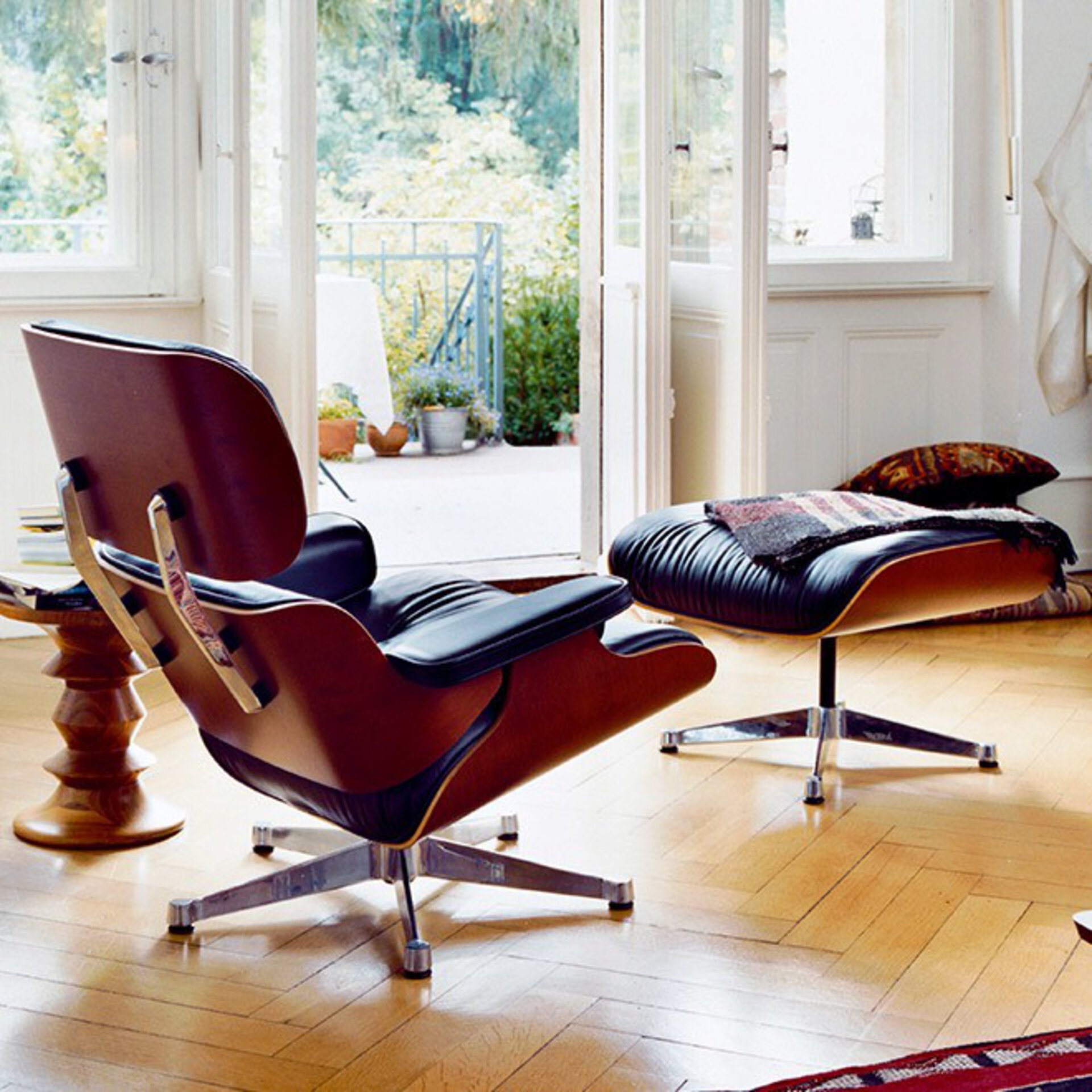 Der Lounge Chair ist der wohl berühmteste Sitzplatz der Welt. Design zum Leben bei interni by inhofer