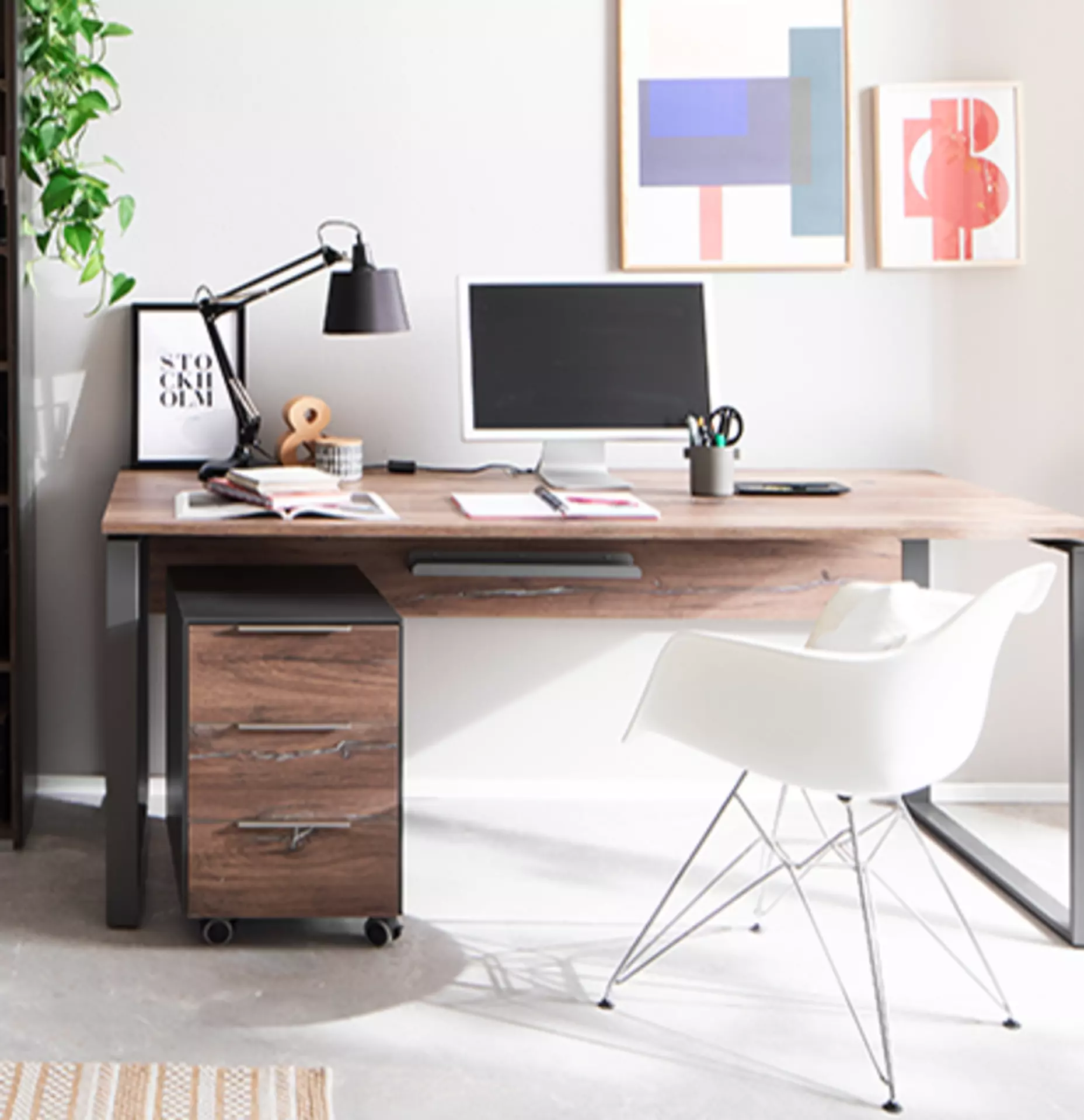 Lichtdurchfluteter Arbeitsbereich zu Hause mit Bürotisch und Rollcontainer aus dunklem Holz