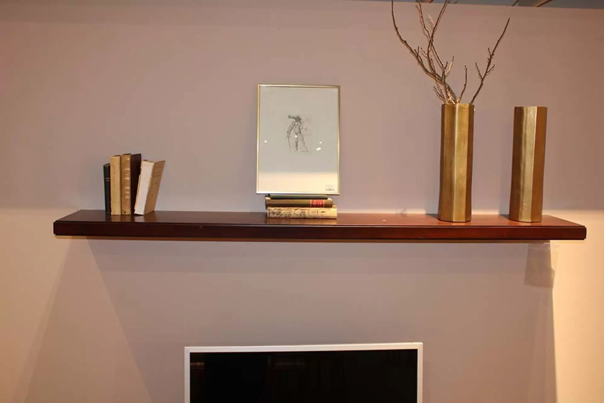 Wandboard aus dunklem Holz und mit schöner Dekoration