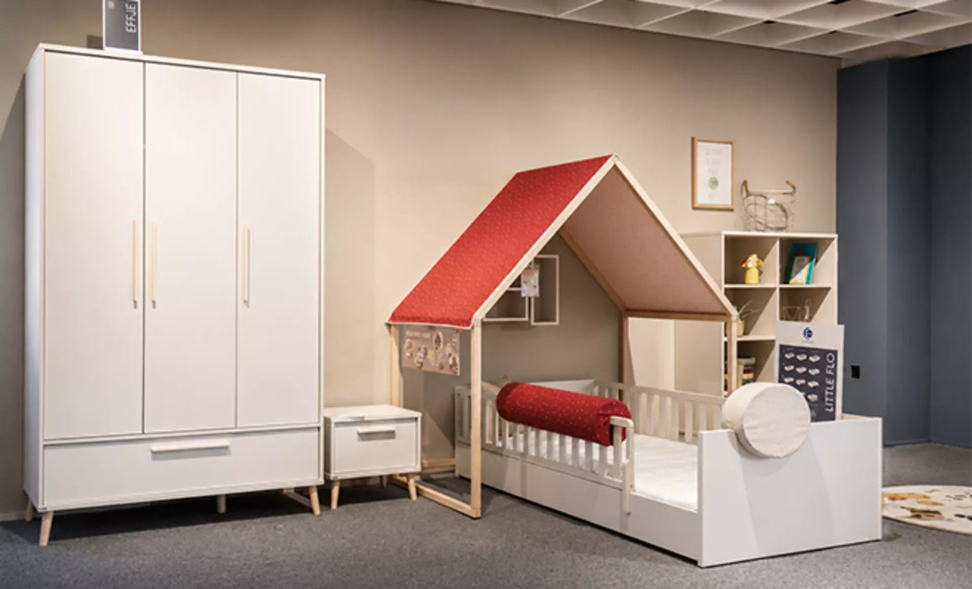 Kinderhausbett in weiß mit rotem Dach