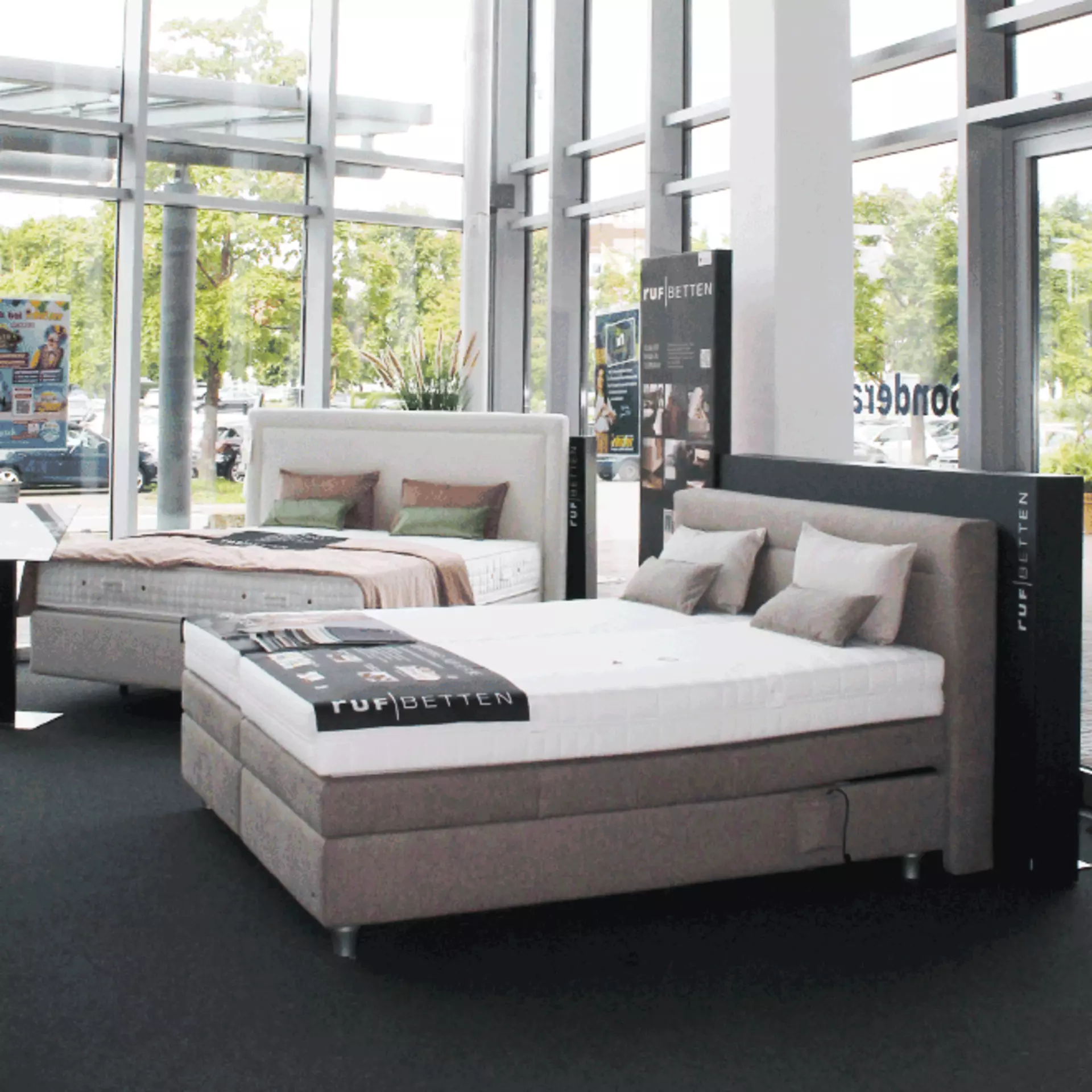 Bild aus der Ruf Betten Sonderausstellung mit Boxspringbetten in Doppelbett-Größe