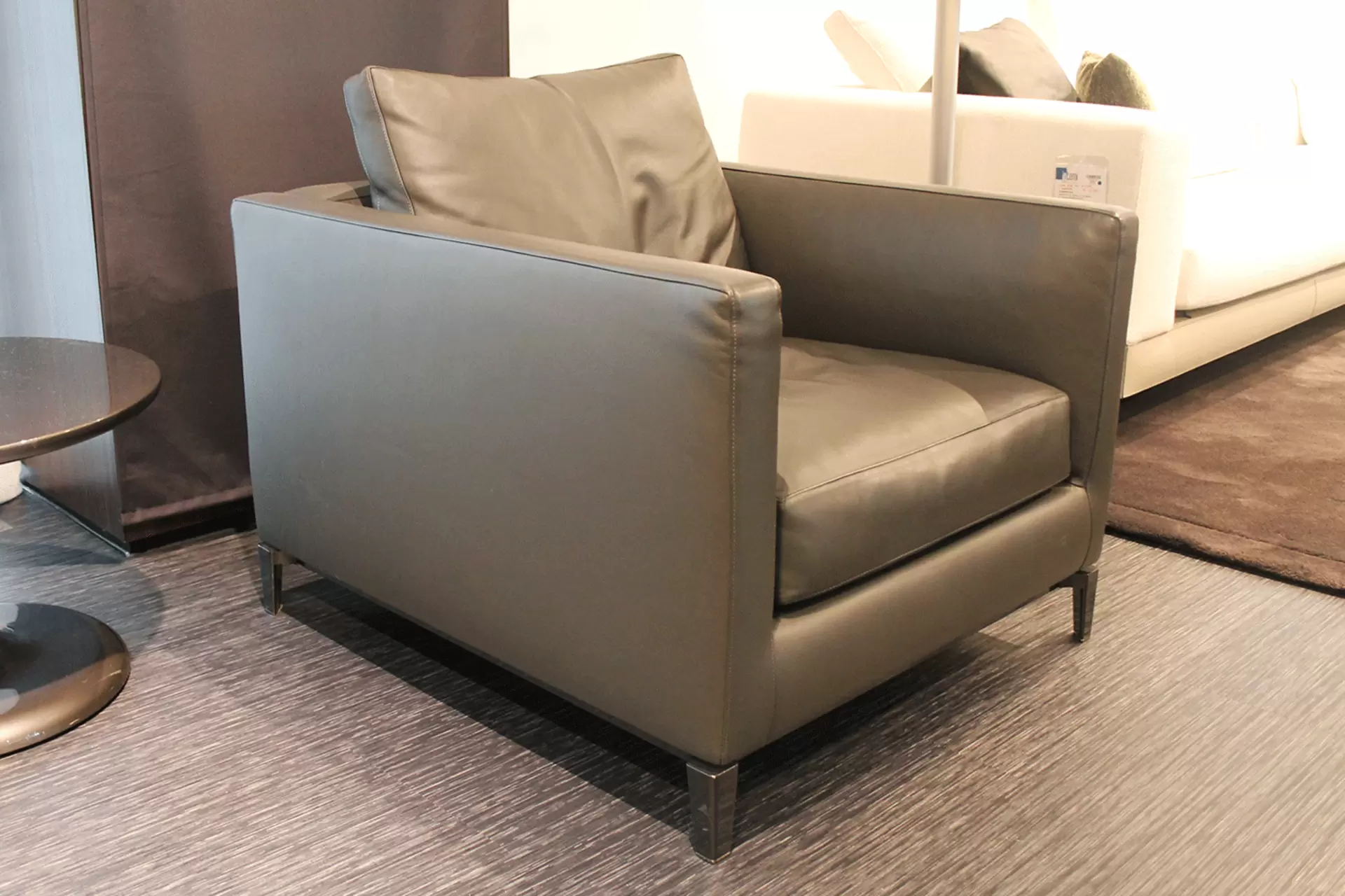 Der Minotti Sessel Andersen in der Ausführung Leder Pelle extra 2205 antracite