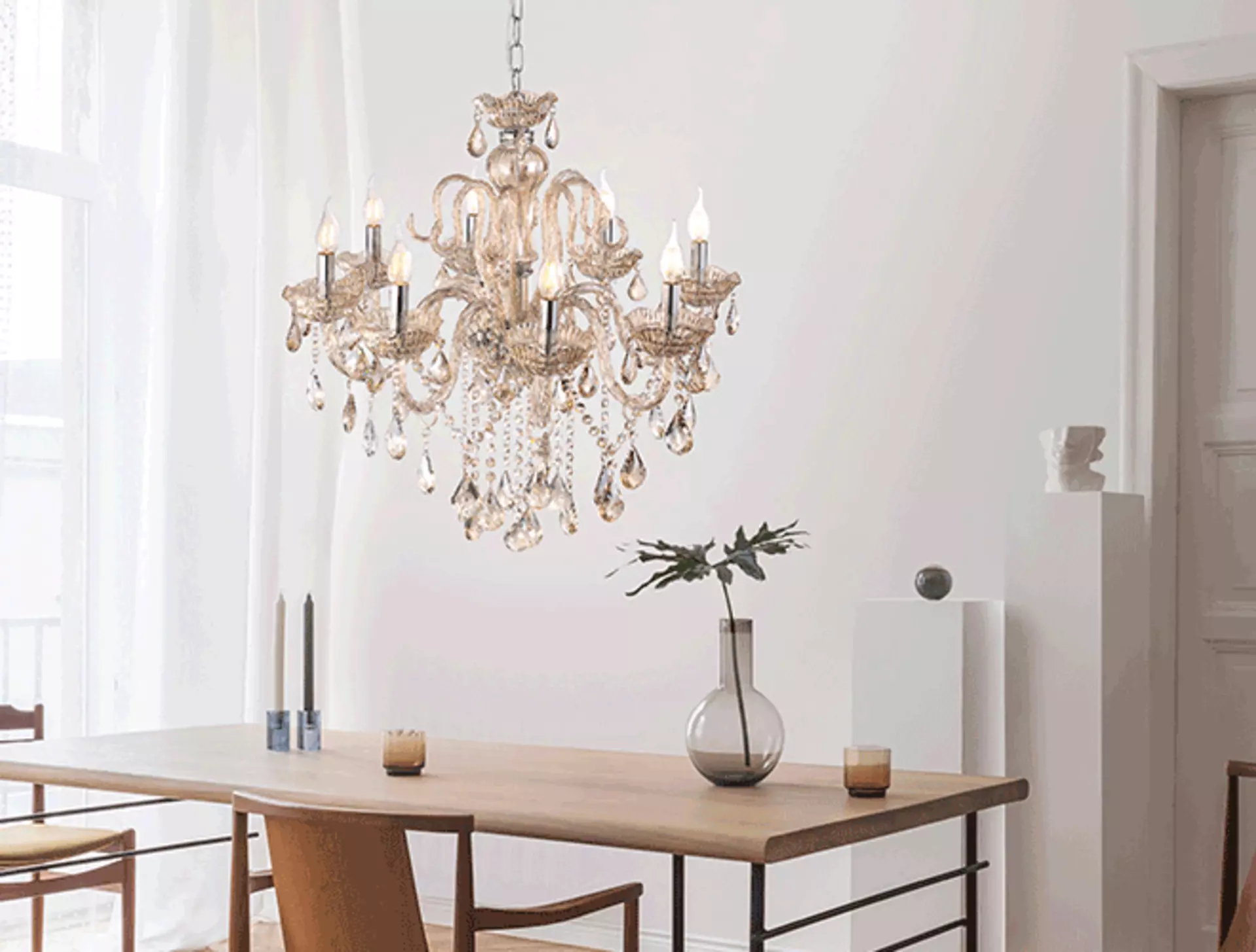 Eleganter Kronleuchter über dem Esstisch