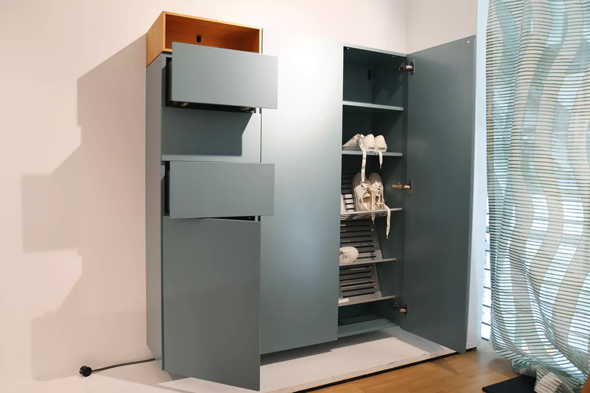 Cosmo Highboard in Salbei geöffnet