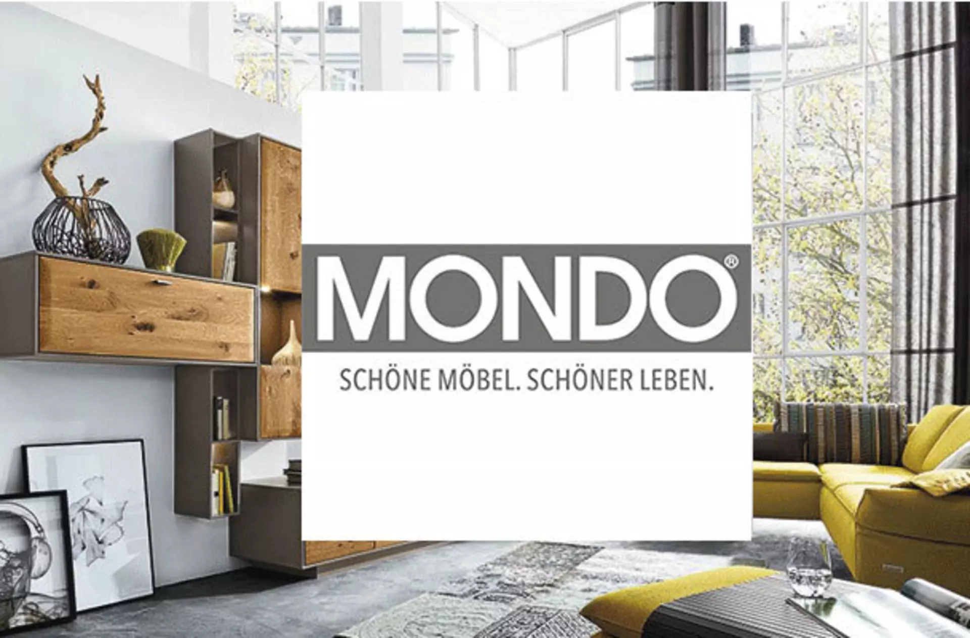 im Vordergrund steht das Logo von Mondo und im Hintergrund sieht man leicht ein Wohnzimmer