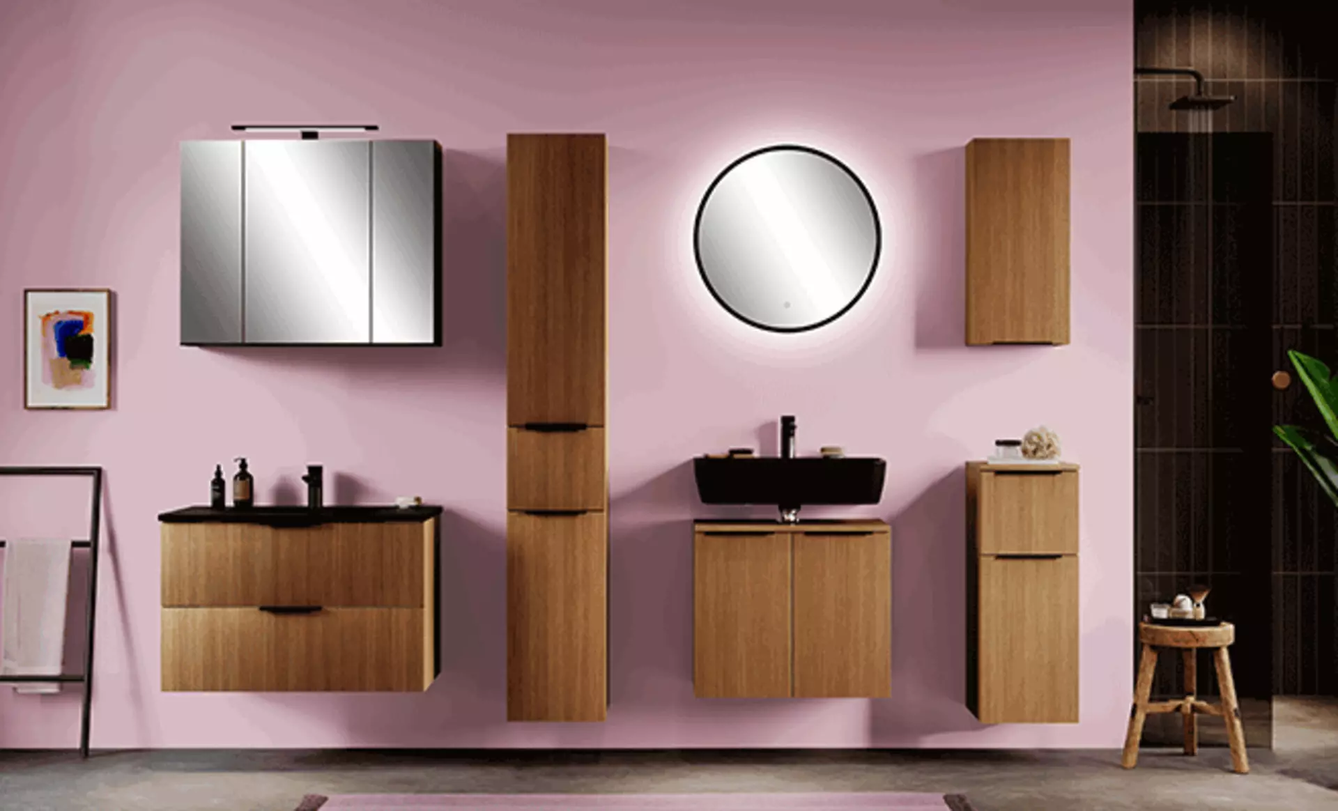 Rosa Badezimmer mit Spiegeln die Kreisförmig und Rechteckig sind