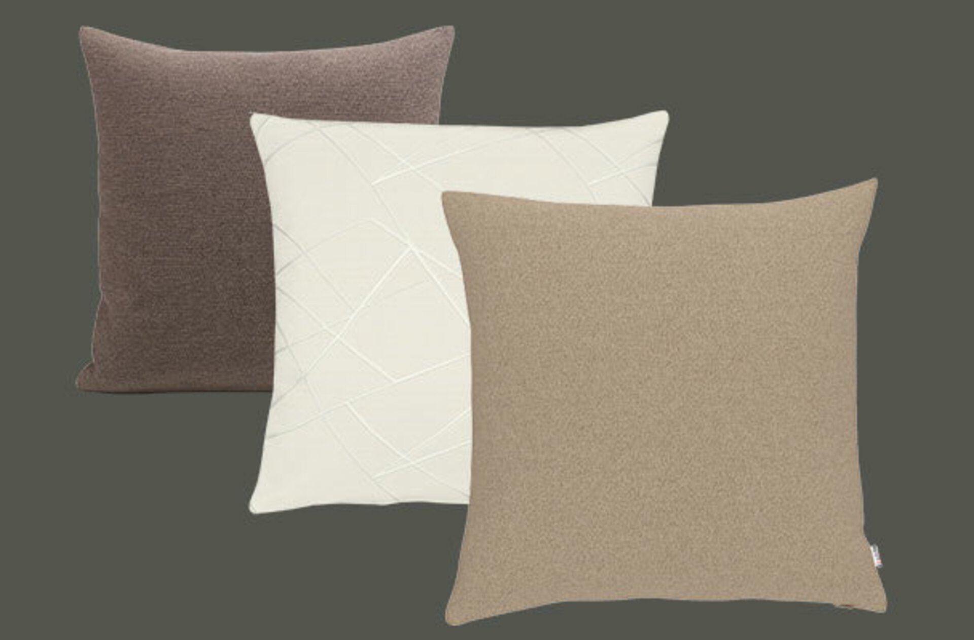 Drei Kissen hintereinander gereiht in verschiedenen Farben (braun, beige und hell braun))