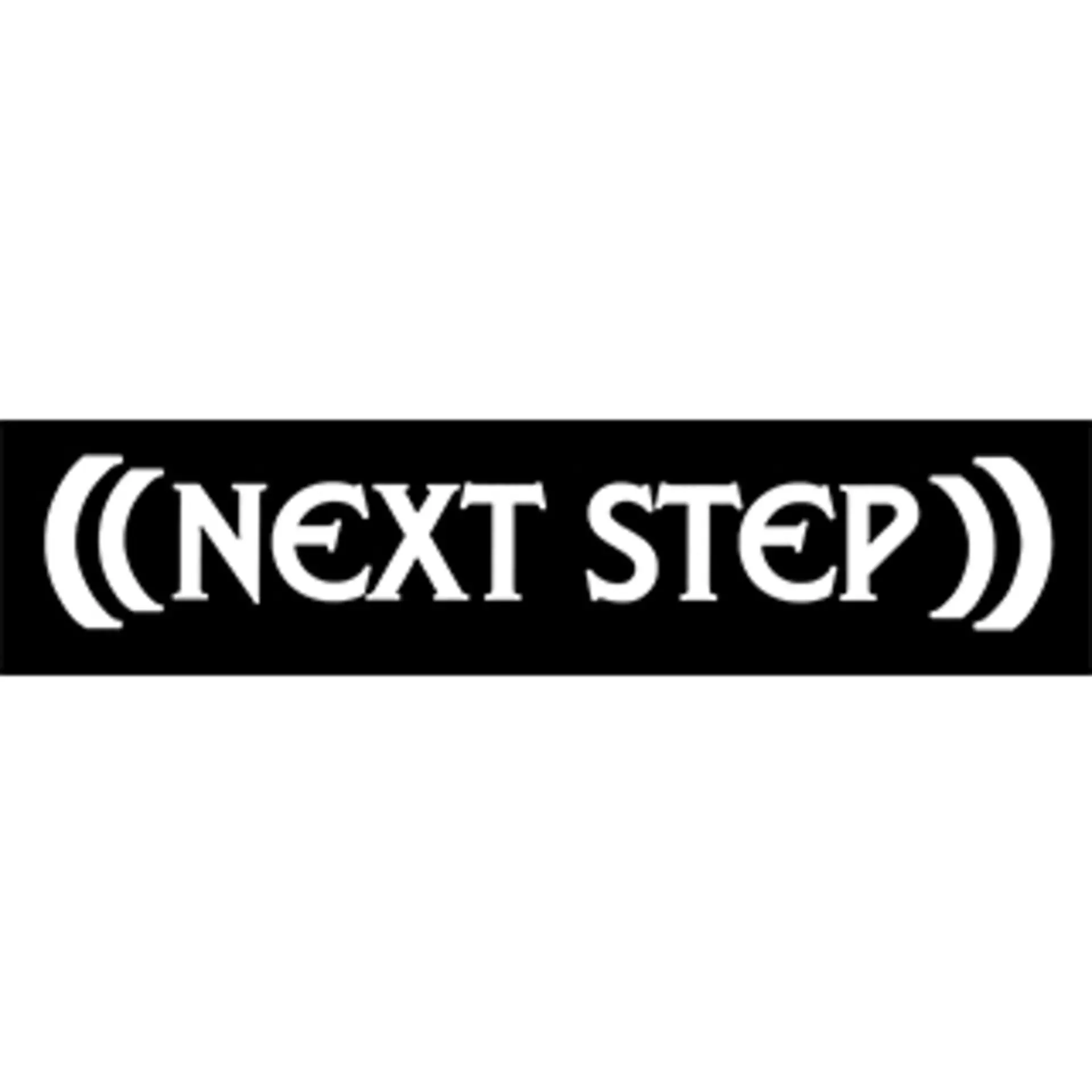 Logo "((NEXT STEP))"