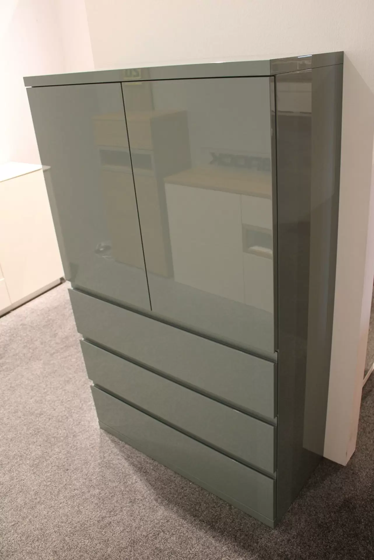 Highboard in Lack Agave Hochglanz und Klarglas mit drei Schubladen und zwei Türen