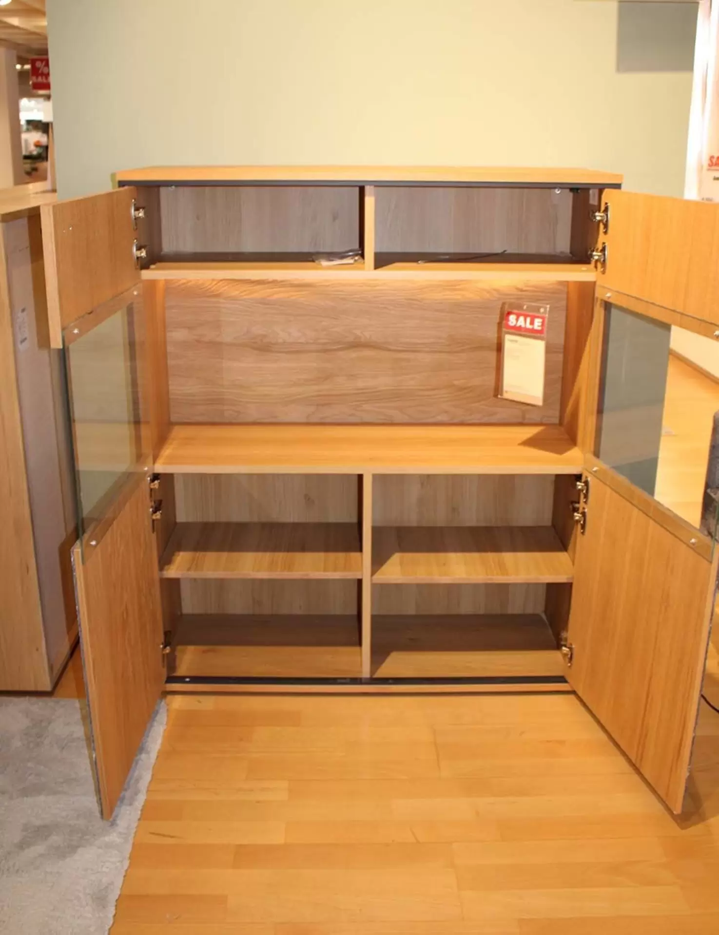 Highboard aus Holz mit geöffneten Türen