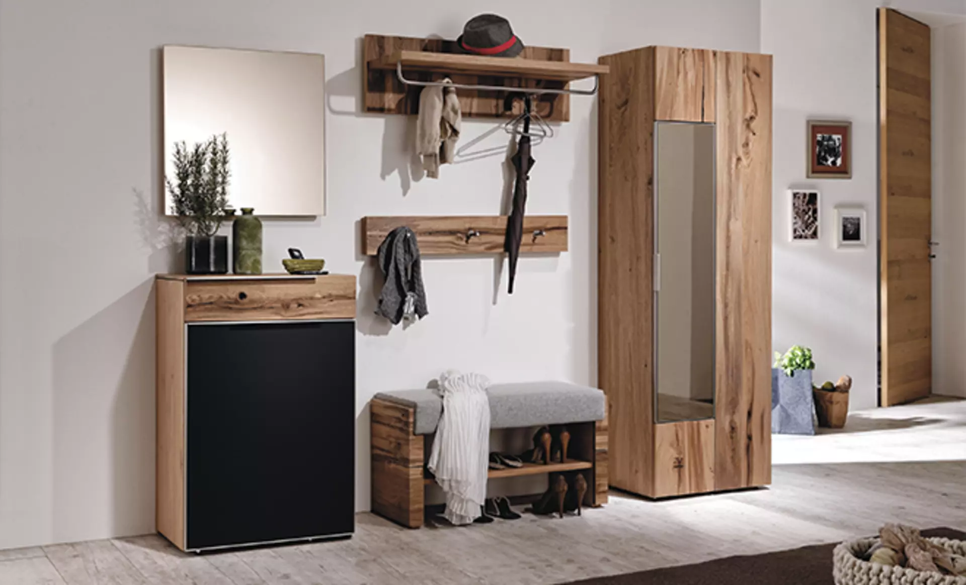 Garderobenset aus Vollholz mit schwarzen Akzenten