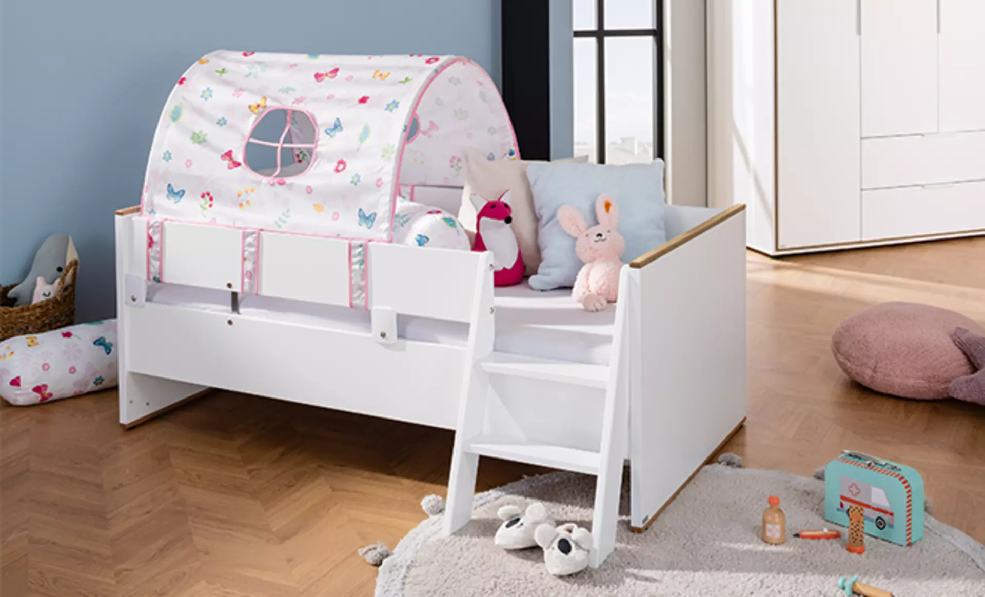 Kinderbett aus Holz in weiß