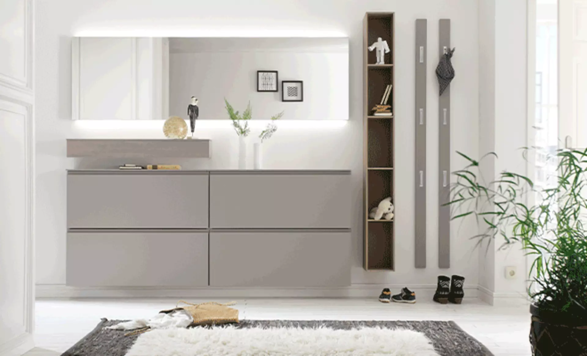 Moderne Garderobenkombination in hellem Grau