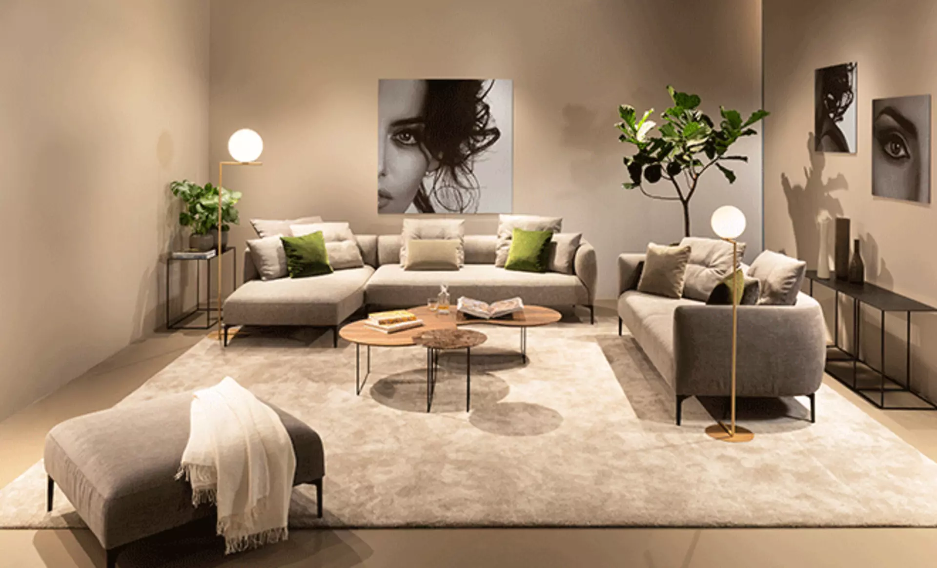 Schön dekoriertes Wohnzimmer mit Gemälde an der Wand, in welchem ein Ecksofa und ein normales Sofa stehen