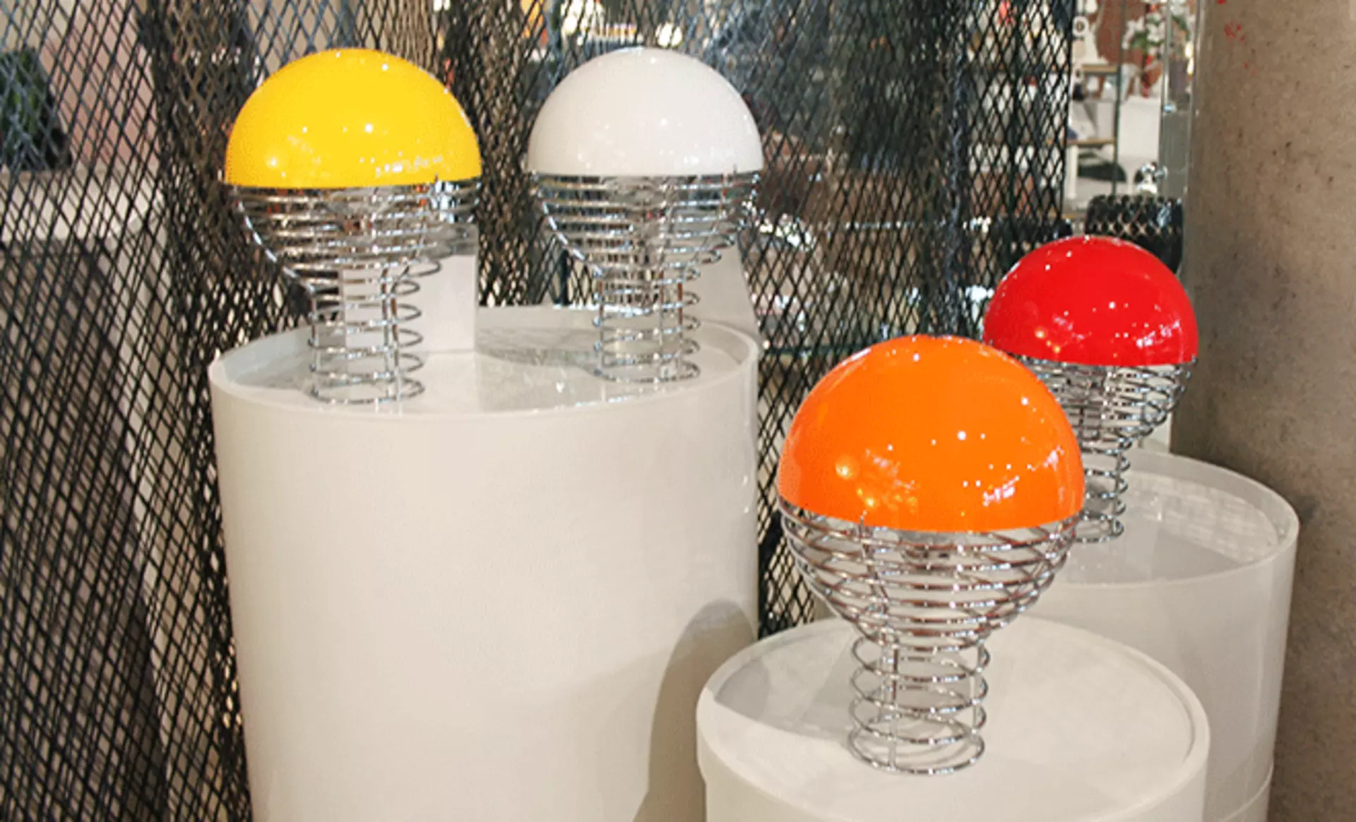 WIRE Tischleuchten von Verner Panton in der Sonderausstellung bei interni