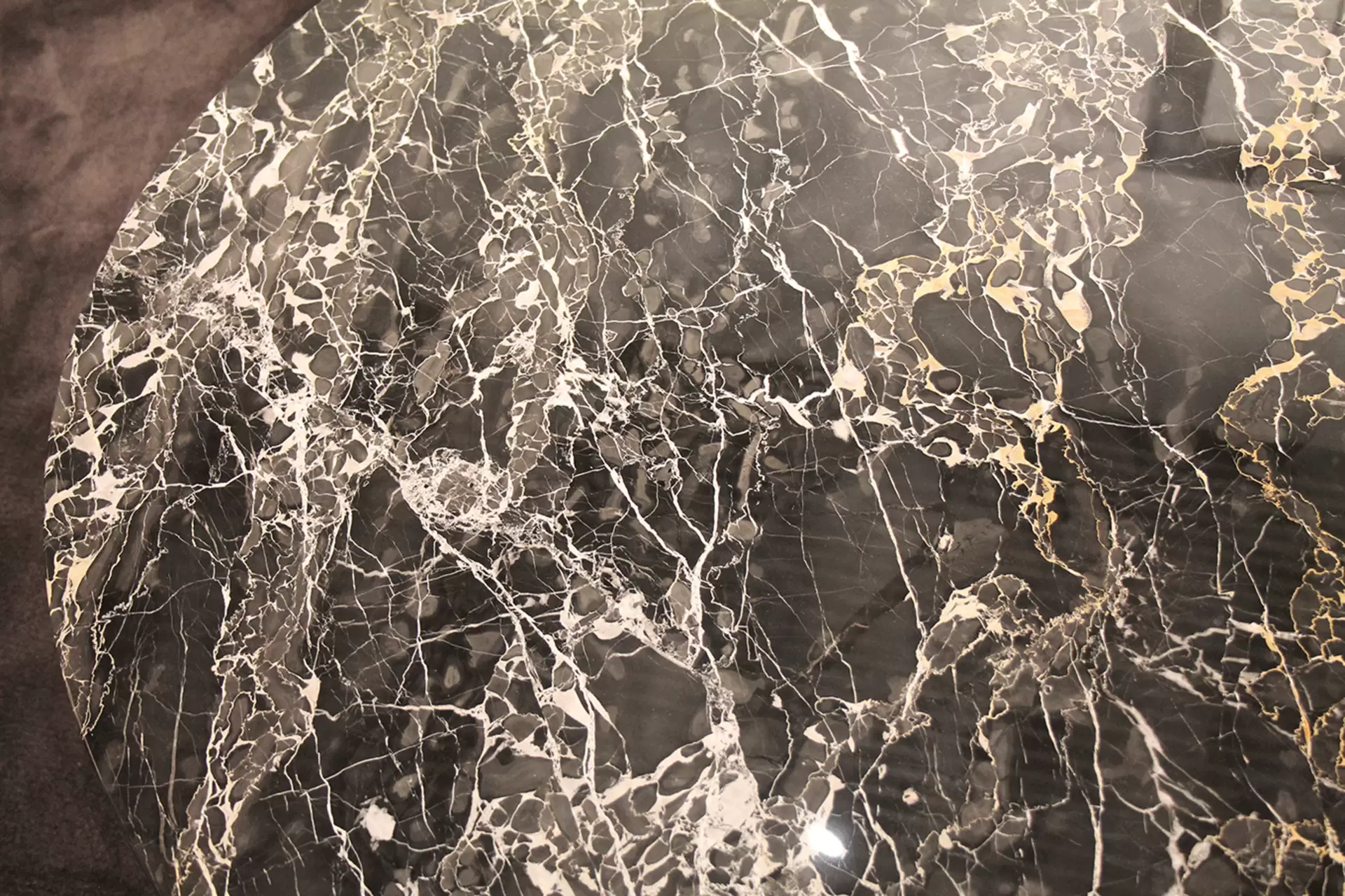 Die Portoro Marmor Tischplatte in der Detailansicht