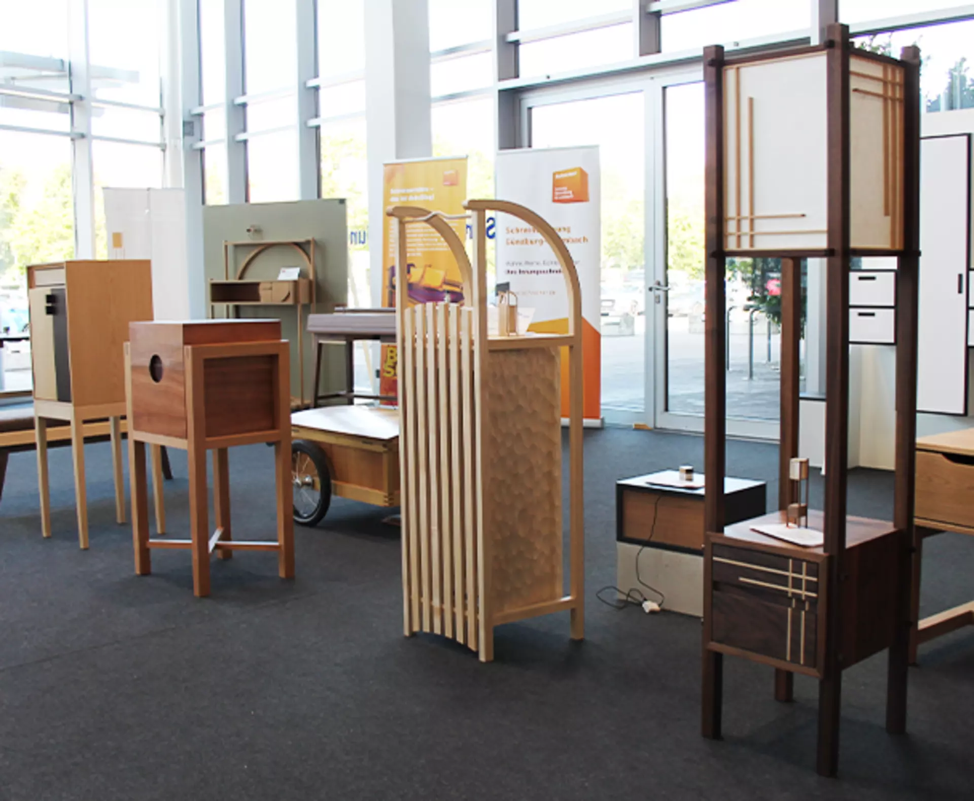 Blick in die Gesellenstücke-Sonderausstellung bei Möbel Inhofer
