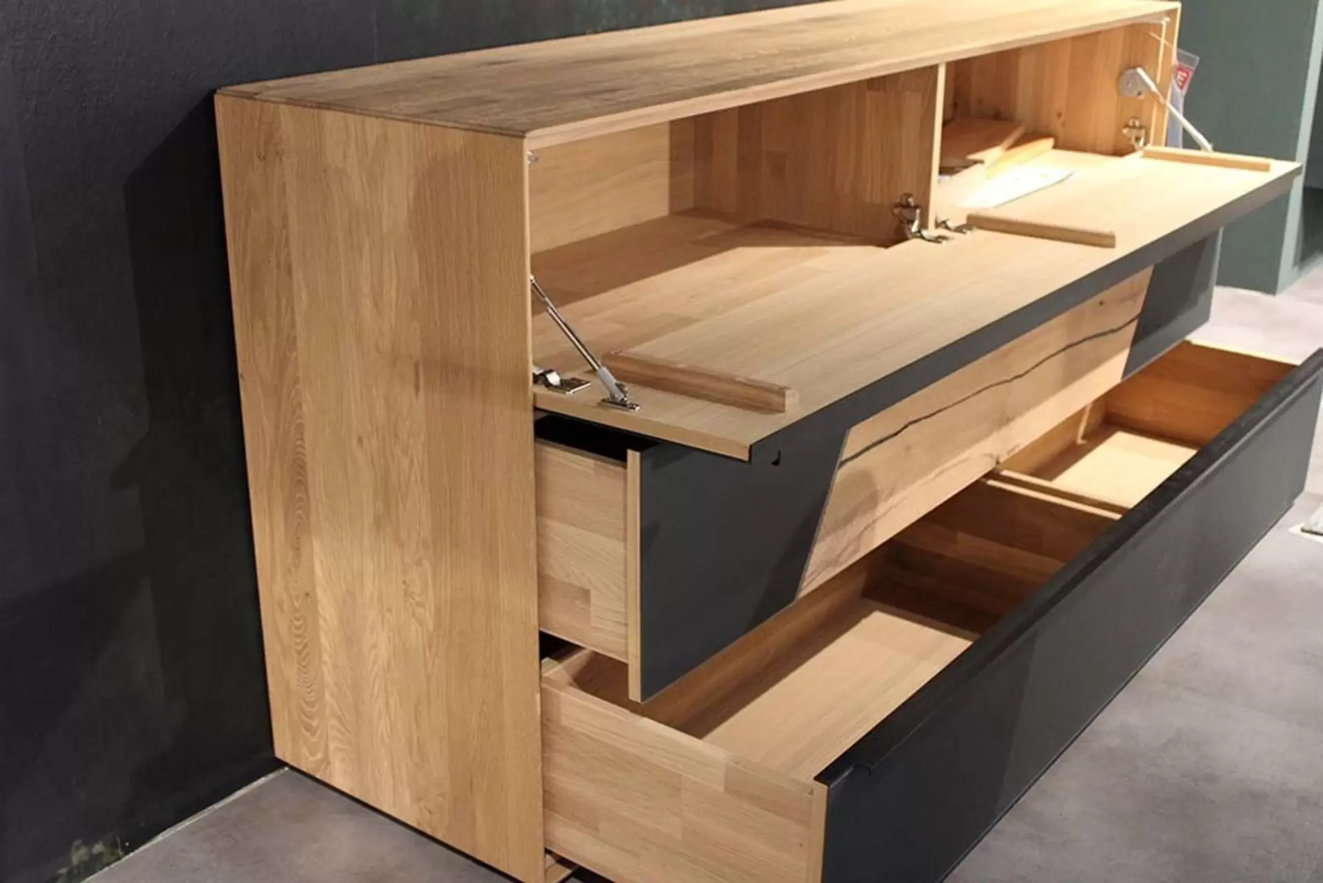 Sideboard aus Holz von der seite fotografiert mit offenen Schubladen