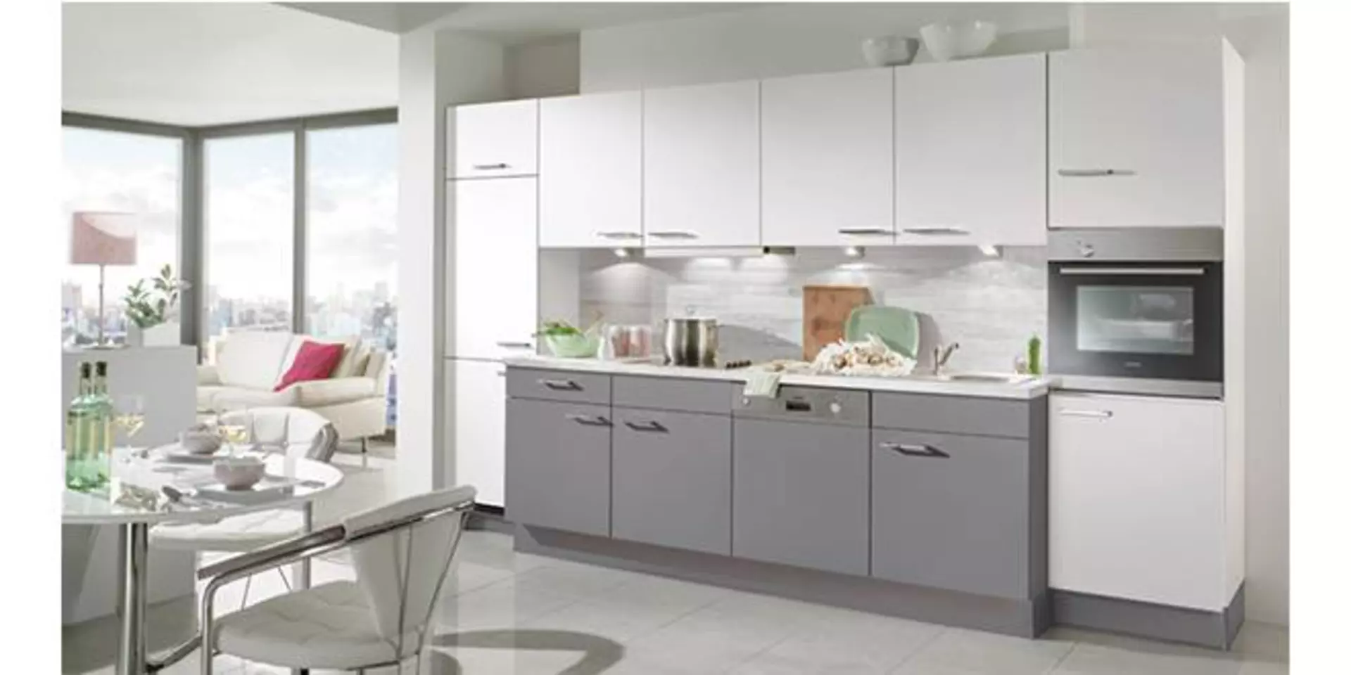 Lange Küchenzeile mit grauen Unterschränken und weißen Hängeschränken zeigt eine potentielle Planungsküche.
