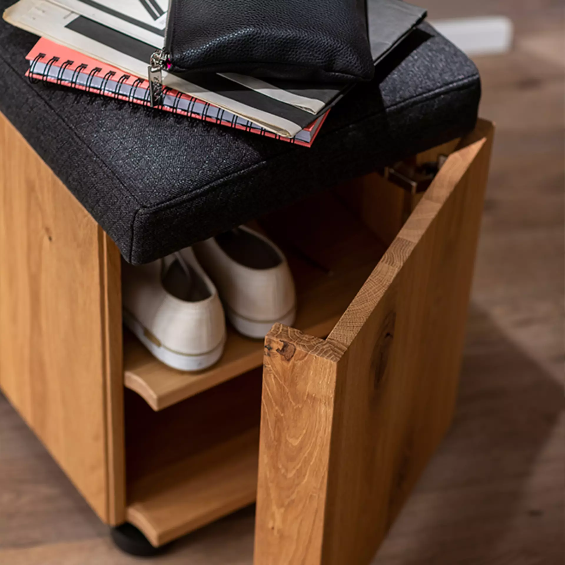 Kleine Hocker mit Stauraum sind perfekte helfer im Eingangsbereich oder in kleinen Wohnungen wie wir hier sehen. Die Schuhe verschwinden direkt nach dem Ausziehen